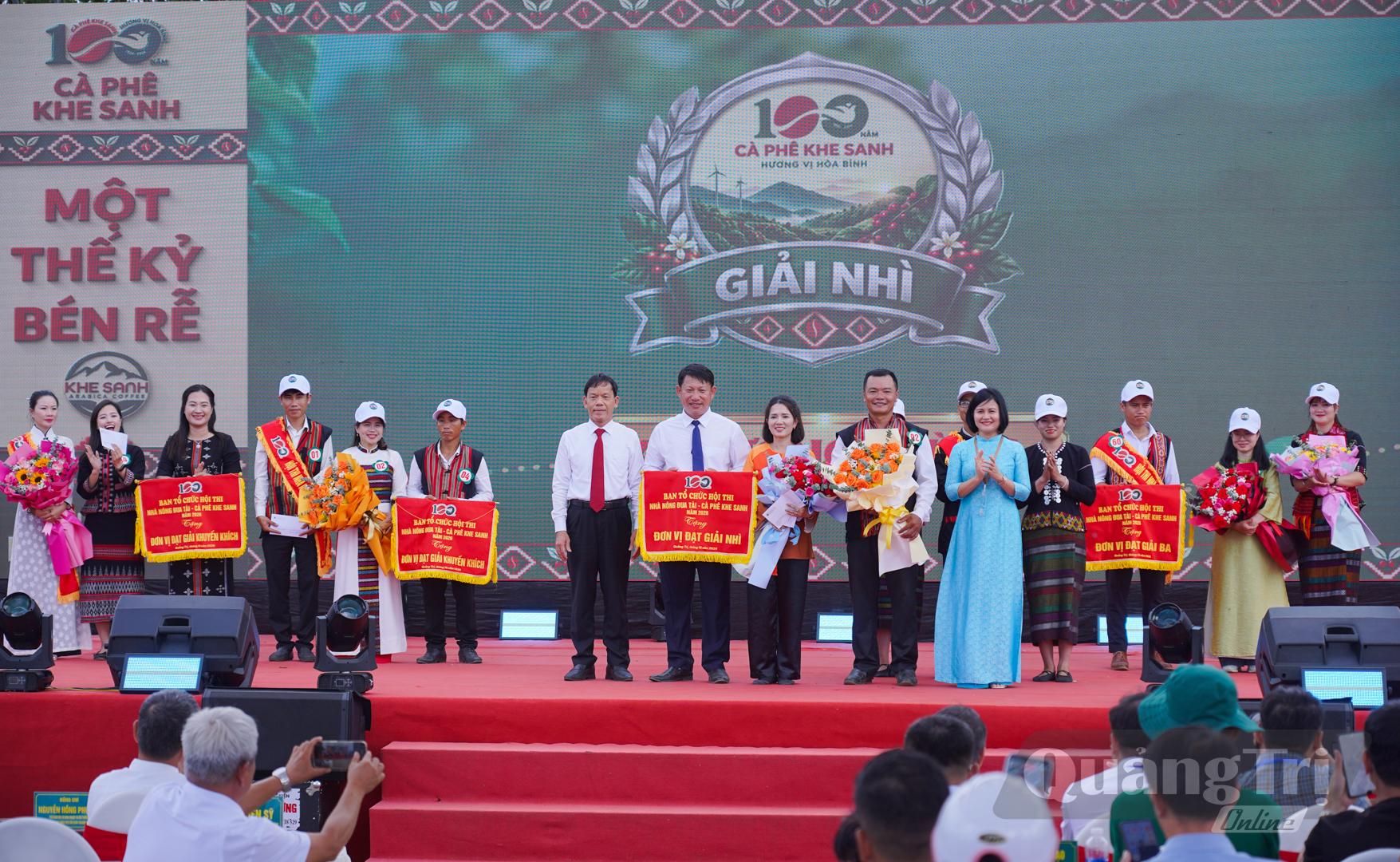 Giải Nhì được trao cho đội xã Hướng Phùng - Ảnh: Lê Trường