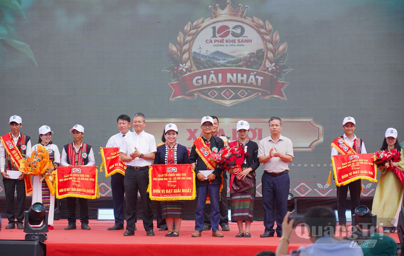 Đồng chí Nguyễn Trần Huy, Phó chủ tịch HĐND tỉnh trao giải Nhất cho đội xã A Dơi - Ảnh: Lê Trường