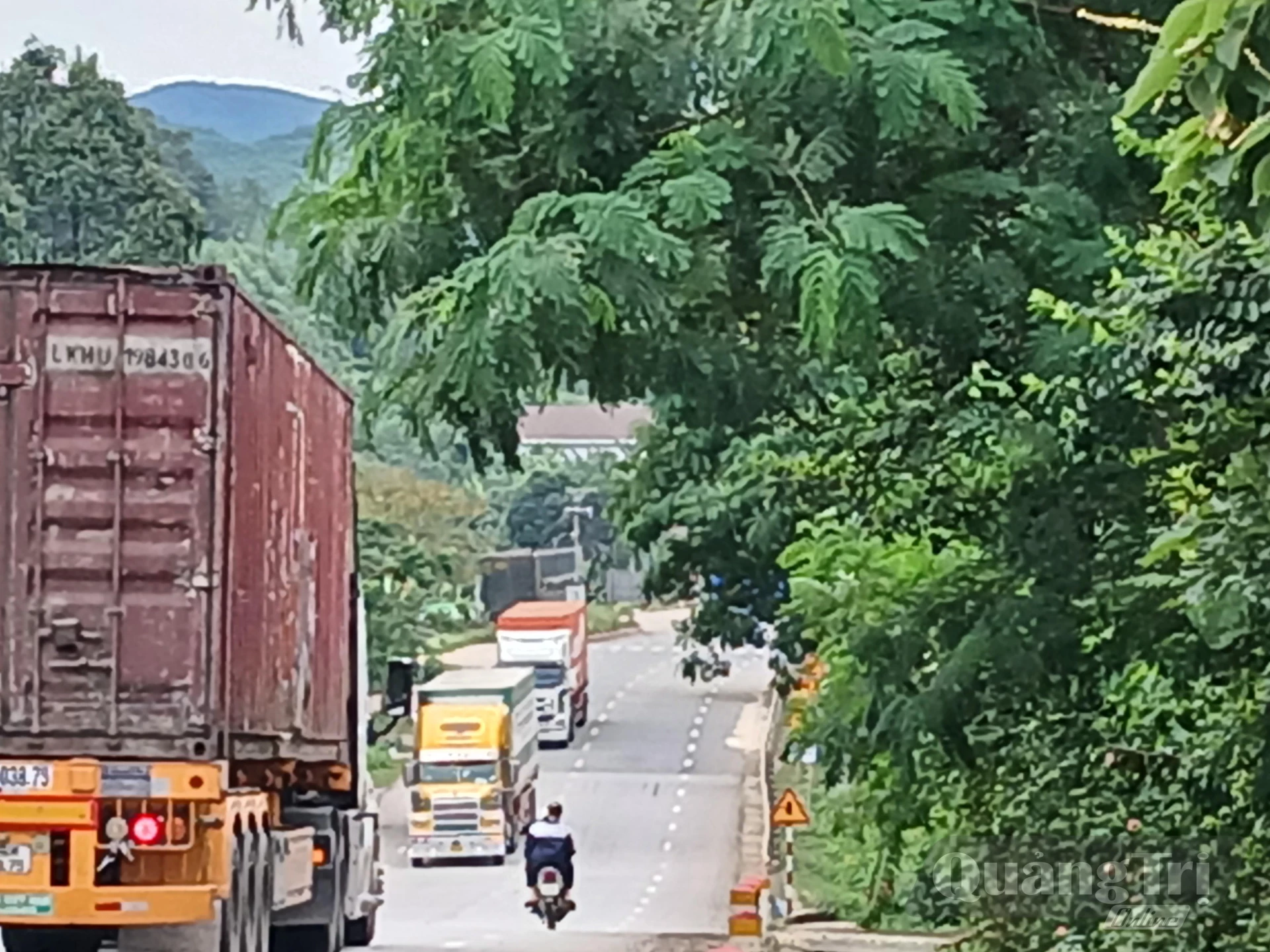 Đoạn đường từ Km23 đến Km24 trên Quốc lộ 9, nơi tiềm ẩn nguy cơ mất an toàn giao thông, khiến người dân lo ngại - Ảnh: P.X.D