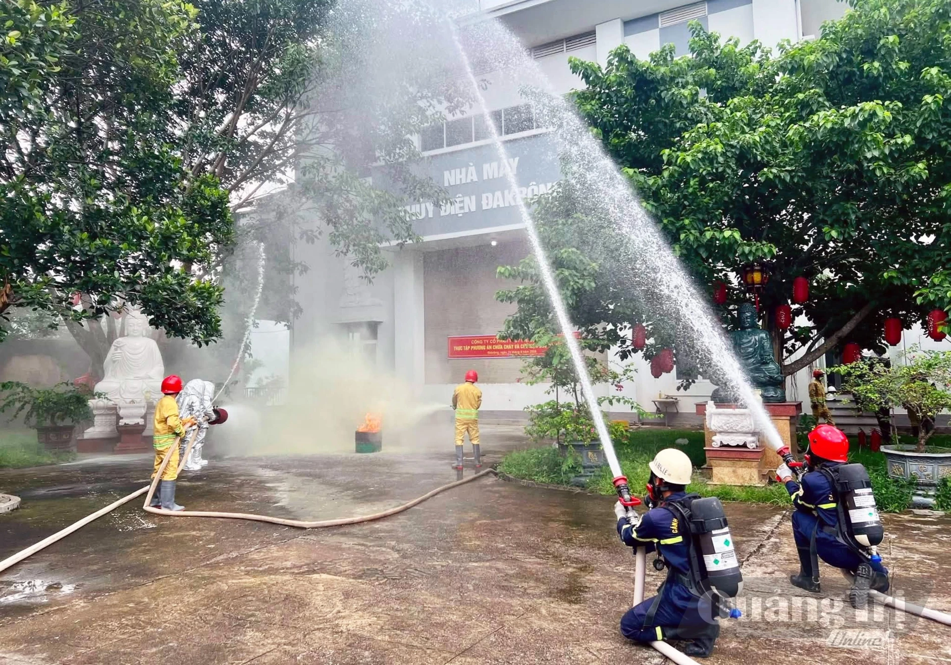 Thực tập phương án chữa cháy và cứu nạn cứu hộ tại nhà máy thủy điện Đakrông 2 - Ảnh: L.Chi