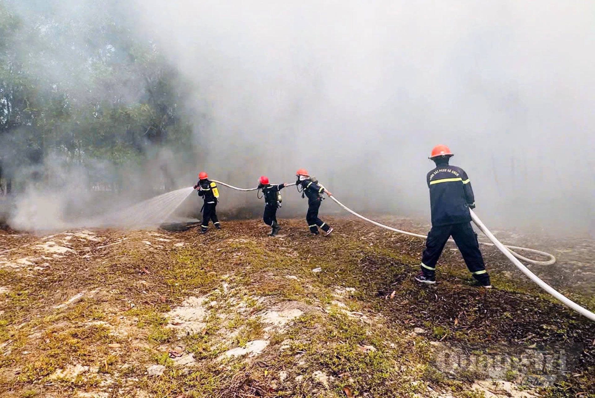 Lực lượng Cảnh sát phòng cháy chữa cháy và cứu nạn cứu hộ tham gia chữa cháy rừng - Ảnh: L.Chi