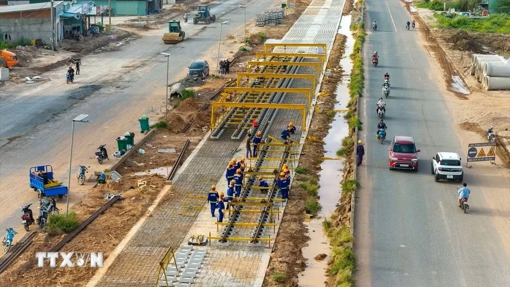 Thi công các công trình trên đại công trường Phú Quốc (An Giang) phục vụ Hội nghị Cấp cao APEC 2027. (Ảnh: TTXVN phát)