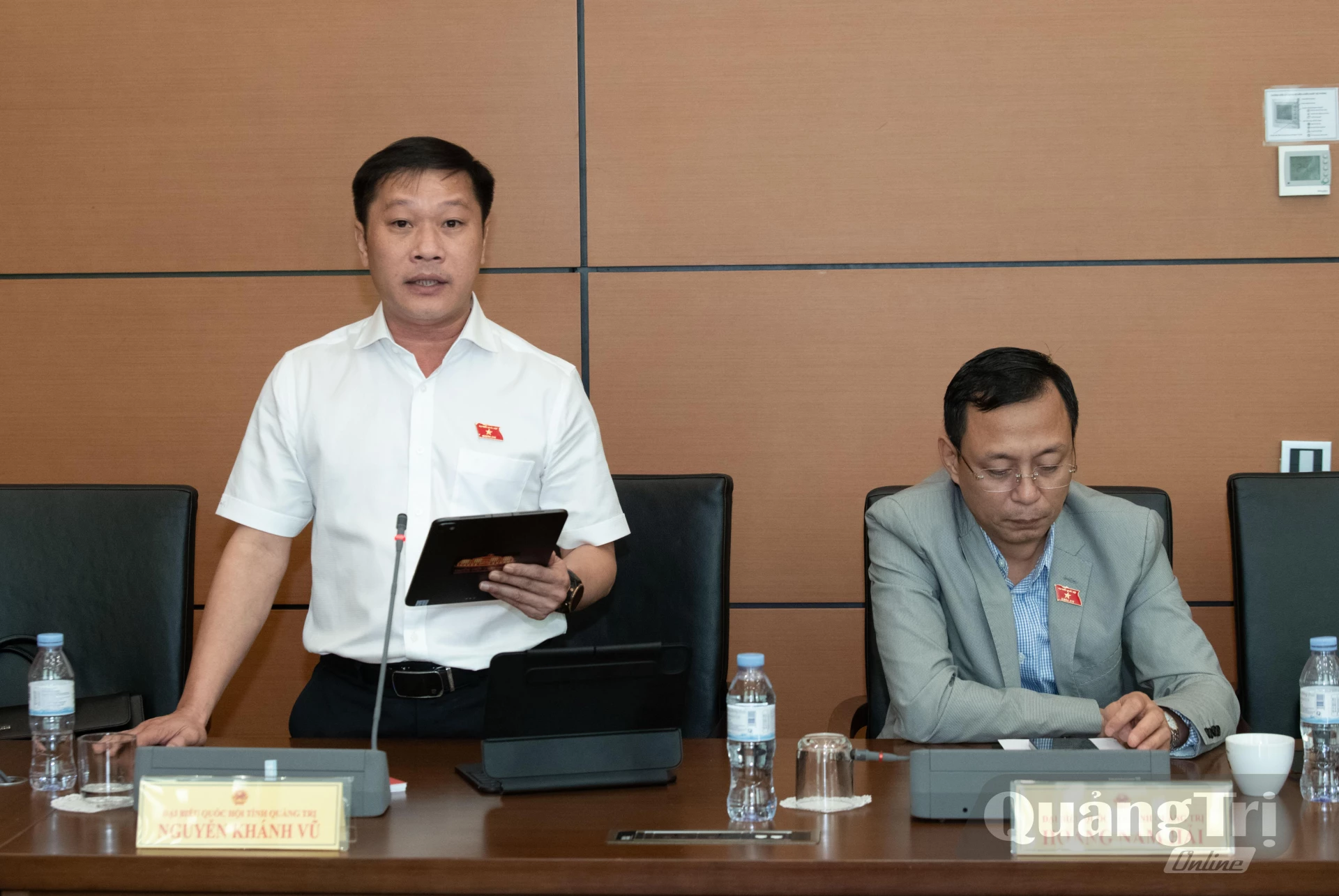 Đại biểu Nguyễn Khánh Vũ, Tỉnh ủy viên, Bí thư Đảng ủy, Chủ tịch HĐND phường Quảng Trị tham gia ý kiến tại phiên thảo luận tổ - Ảnh: CTV