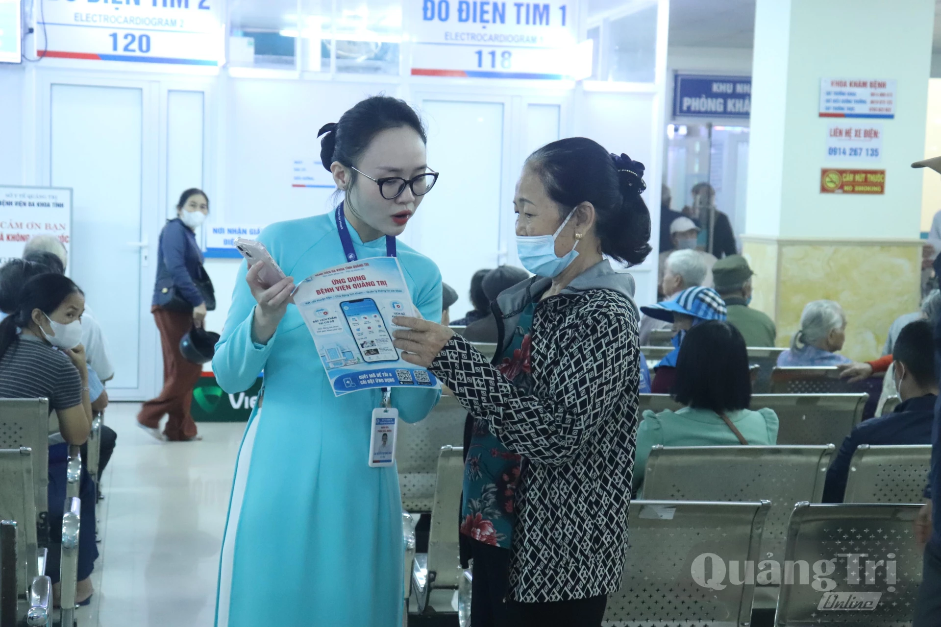 Nhân viên bệnh viện hướng dẫn bệnh nhân cách cài đặt ứng dụng Bệnh viện Quảng Trị - T.P