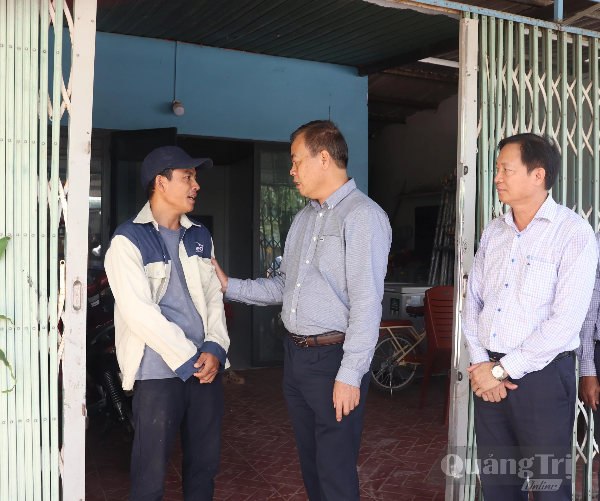 Đồng chí Nguyễn Đăng Quang, Phó Bí thư Tỉnh ủy, Chủ tịch HĐND tỉnh động viên gia đình bị ảnh hưởng sớm di dời, đảm bảo tiến độ thi công công trình - Ảnh: T.P