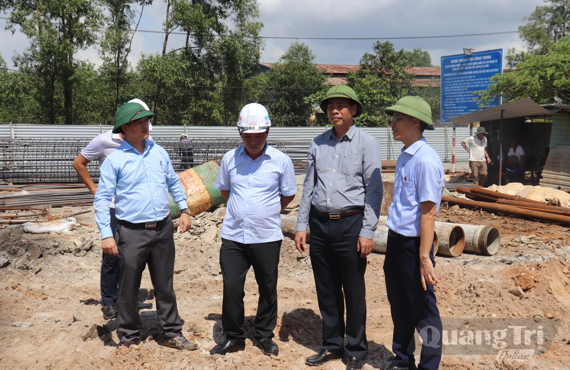 Đồng chí Nguyễn Đăng Quang, Phó Bí thư Tỉnh ủy, Chủ tịch HĐND tỉnh kiểm tra việc thi công tại khu vực cầu vượt Quốc lộ 1A, điểm đầu dự án Quốc lộ 15D - Ảnh: T.P