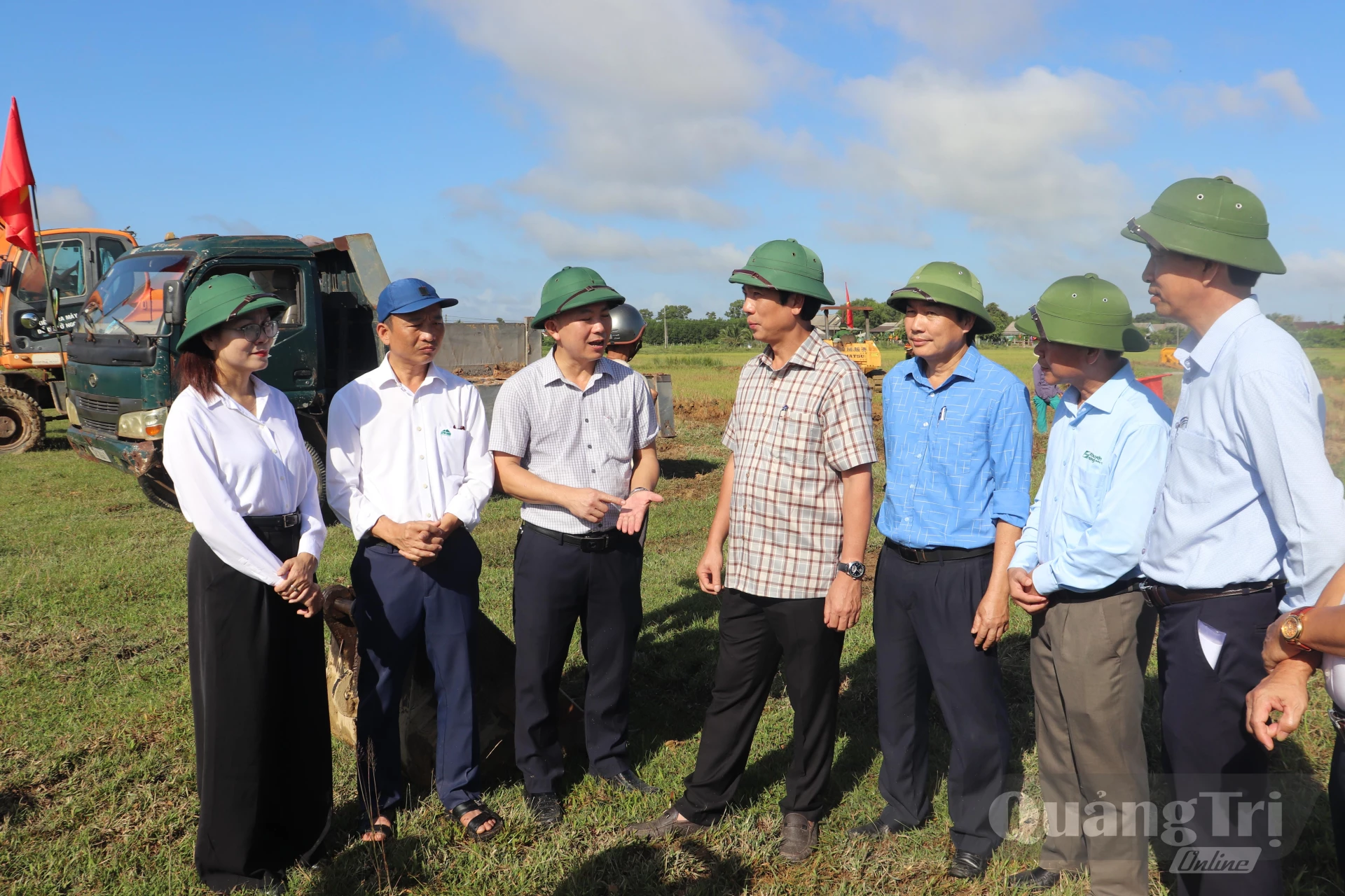 Đồng chí Hoàng Nam, Ủy viên Ban Thường vụ Tỉnh ủy, Phó Chủ tịch Thường trực UBND tỉnh kiểm tra thực địa tại lễ ra quân - Ảnh: T.P
