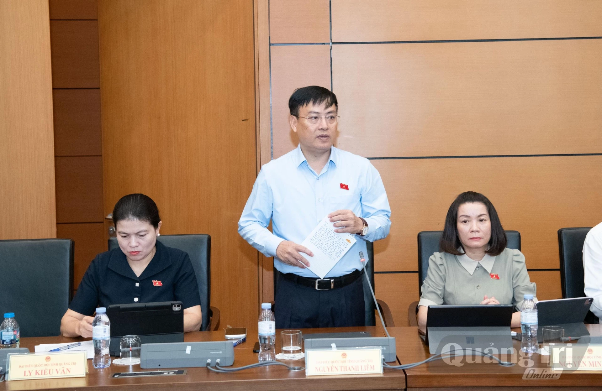 Đại biểu Nguyễn Thanh Liêm, Ủy viên Ban Thường vụ Tỉnh ủy, Giám đốc Công an tỉnh Quảng Trị tham gia kiến nghị tại phiên thảo luận tổ - Ảnh: CTV