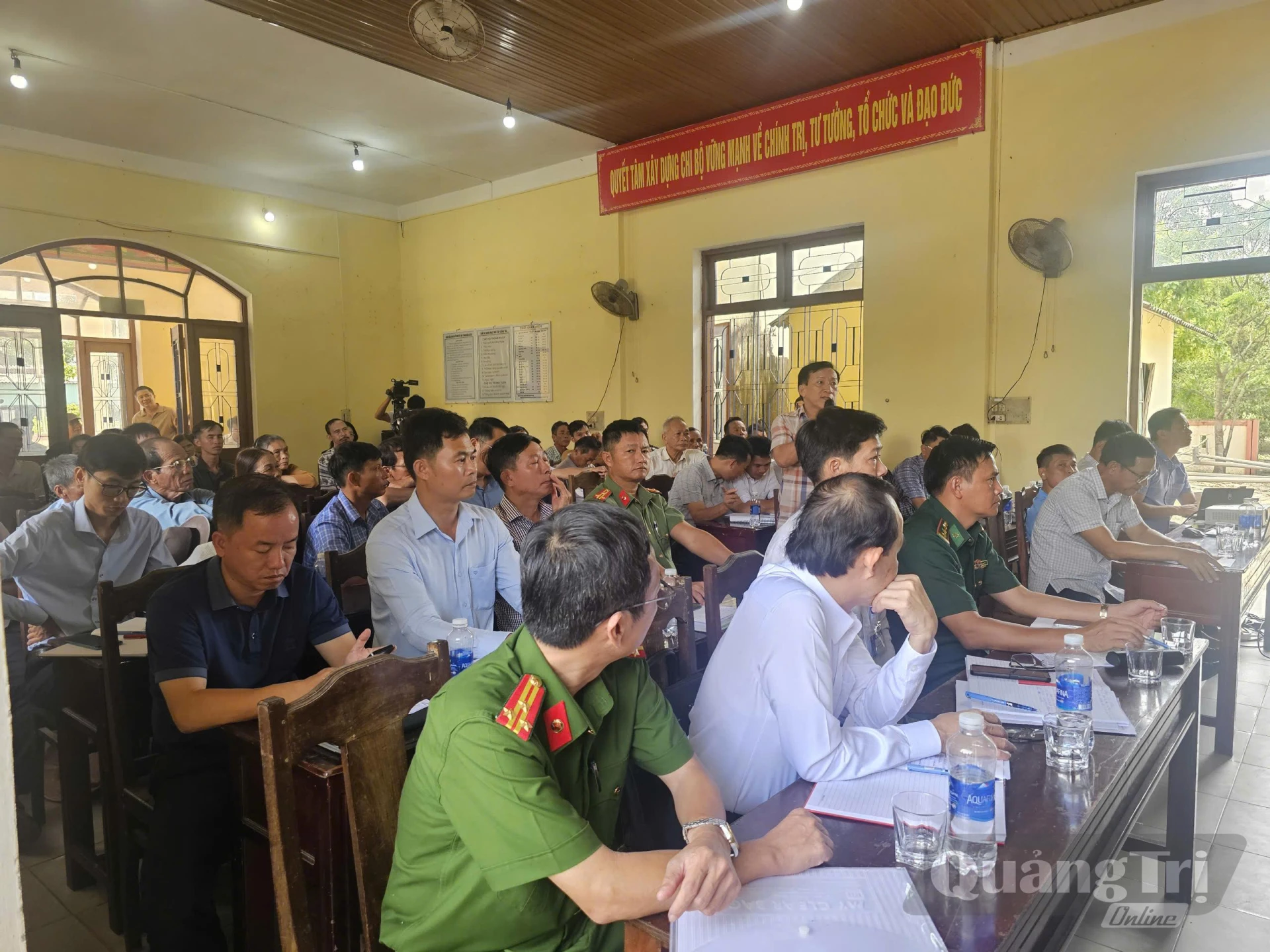 Buổi đối thoại có sự tham gia của đại diện cơ quan ban ngành, chính quyền địa phương và người dân thôn Mỹ Thủy, xã Mỹ Thủy - Ảnh: T.P