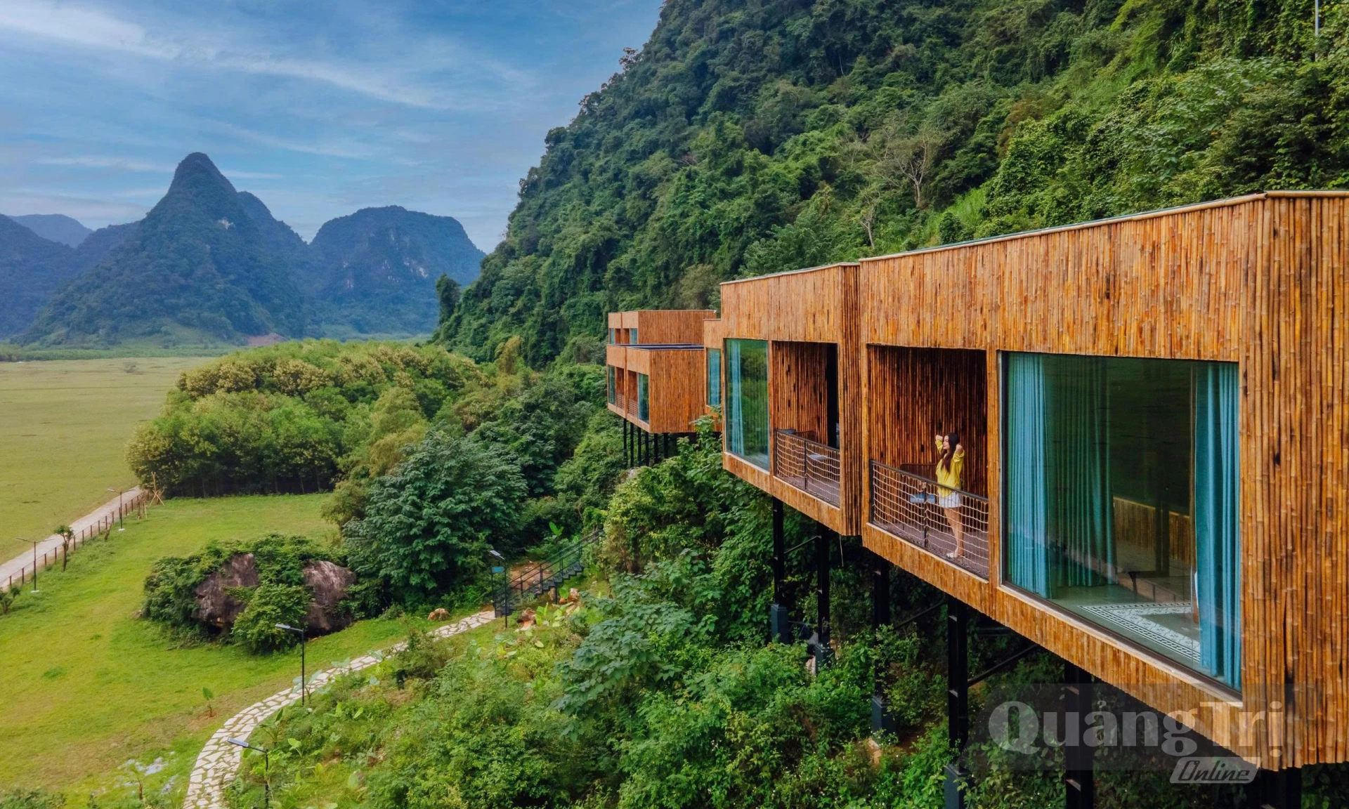 Tú Làn Lodge, khu nghỉ dưỡng độc đáo nằm tựa lưng vào dãy núi đá vôi tại làng Tân Hóa, xã Kim Phú - Ảnh: Tư liệu