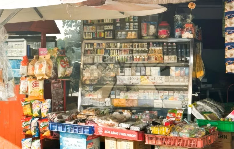Đề xuất cấm trưng bày thuốc lá đặt ra nhiều quan ngại đối với các chủ tiệm tạp hóa trong việc tuân thủ đúng quy định. (Ảnh: HHTL)