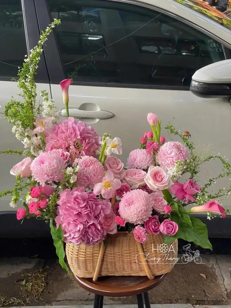 Lẵng hoa mẫu đơn mix cúc calla ngang – Hoa Lang Thang