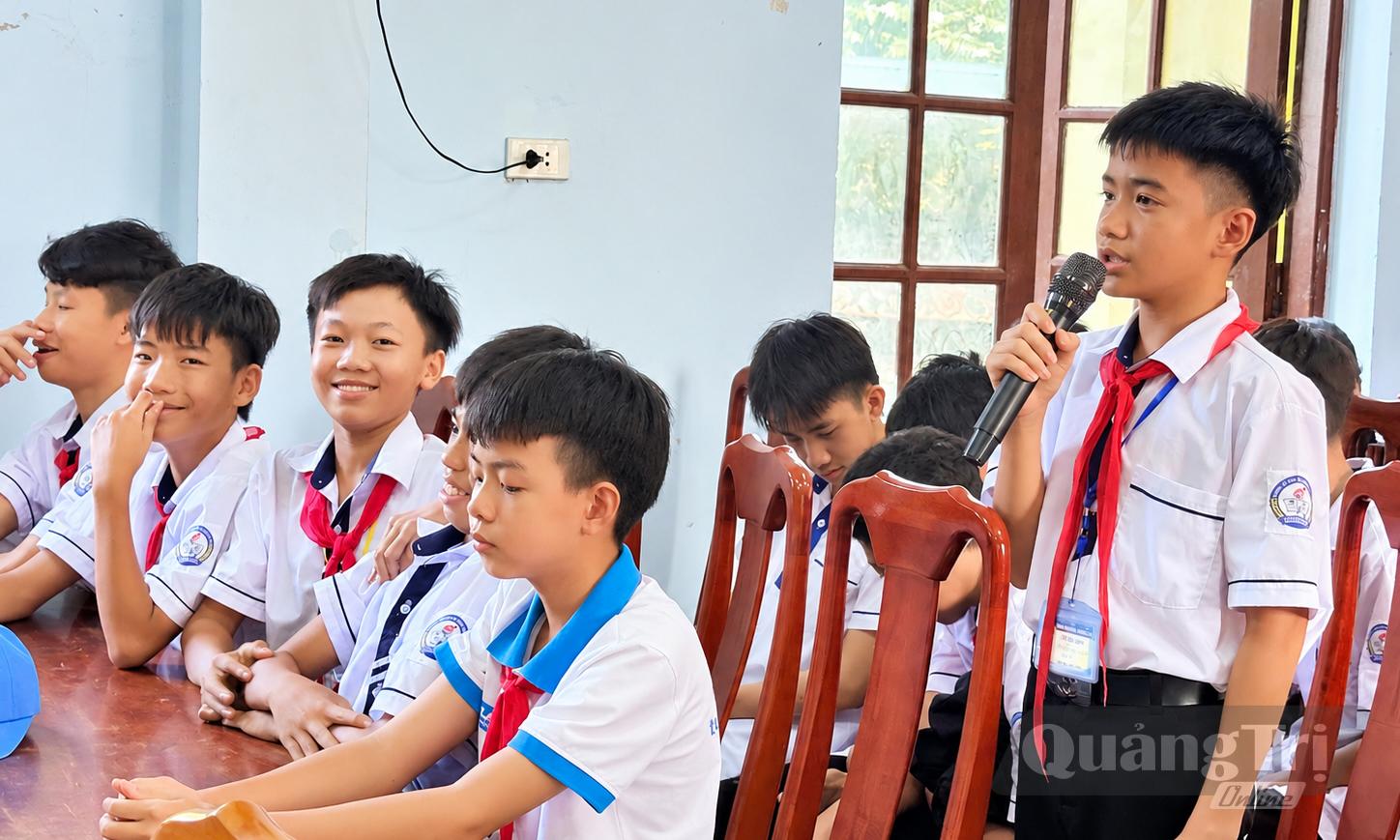 Học sinh Trường TH-THCS Trường Xuân đặt câu hỏi tại buổi đối thoại - Ảnh: Q.N