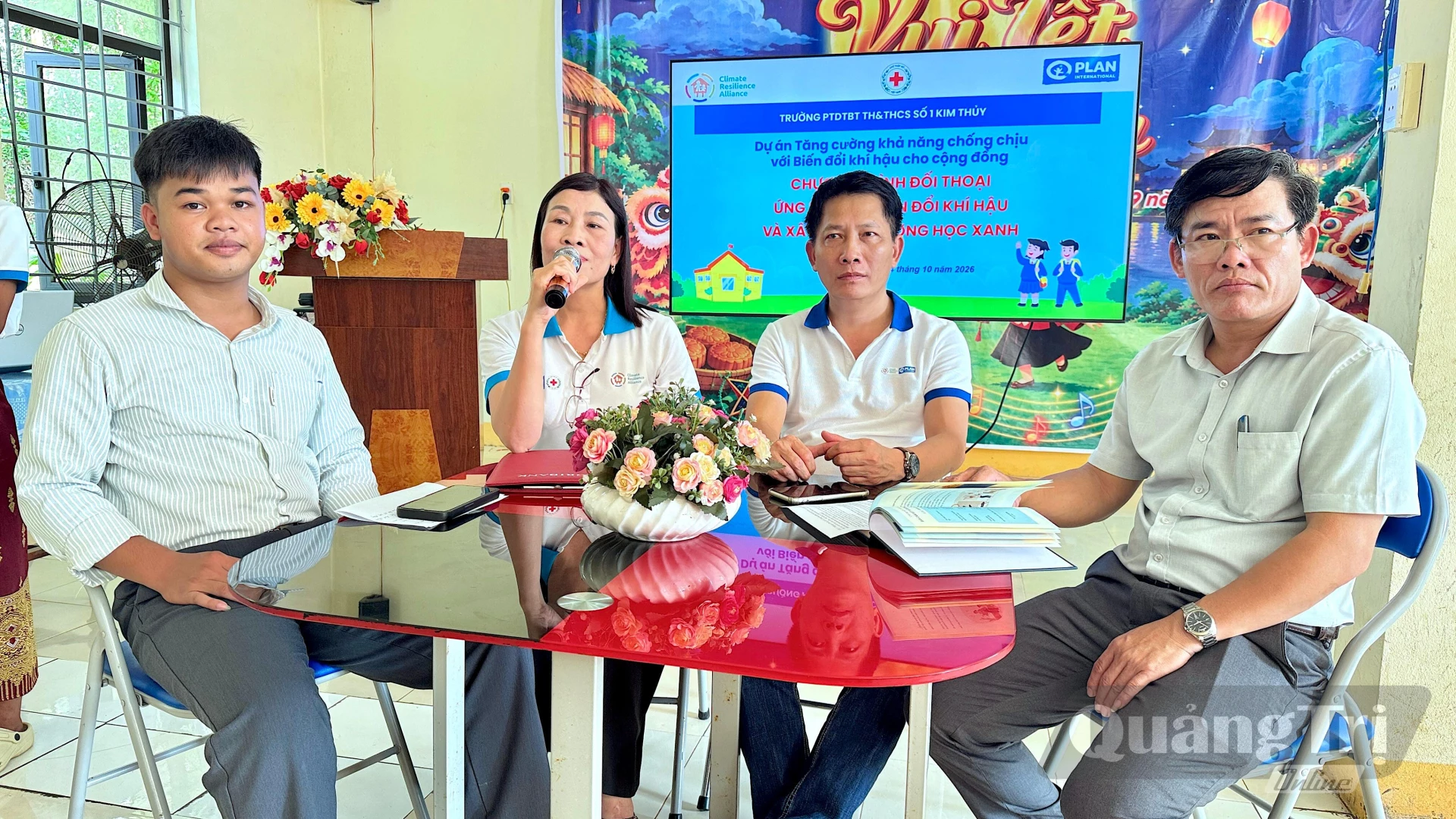 Đại diện Tổ chức Plan International Việt Nam, lãnh đạo địa phương và nhà trường trao đổi với học sinh về ứng phó với biến đổi khí hậu, xây dựng trường học xanh tại Trường PTDTBT Tiểu học và THCS số 1 Kim Thủy - Ảnh: Q.N.