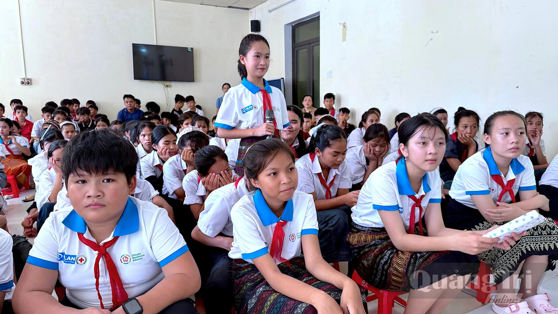 Học sinh Trường PTDTBT Tiểu học và THCS số 1 Kim Thủy tham gia đối thoại, bày tỏ ý kiến về ứng phó với biến đổi khí hậu và bảo vệ môi trường - Ảnh: Q.N.