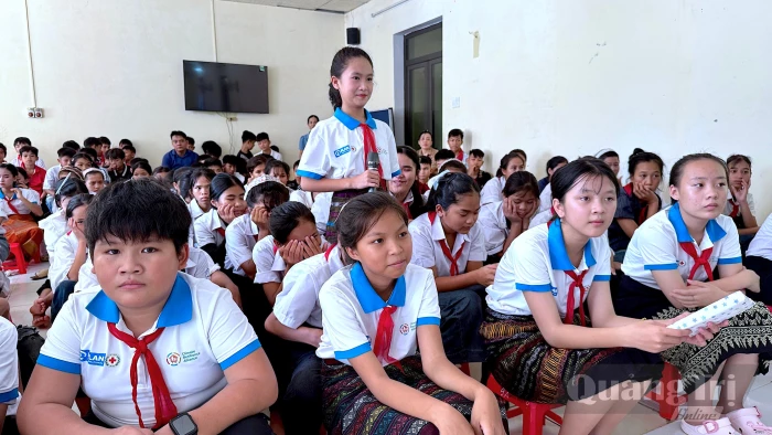 Học sinh đối thoại về biến đổi khí hậu, xây dựng trường học xanh
