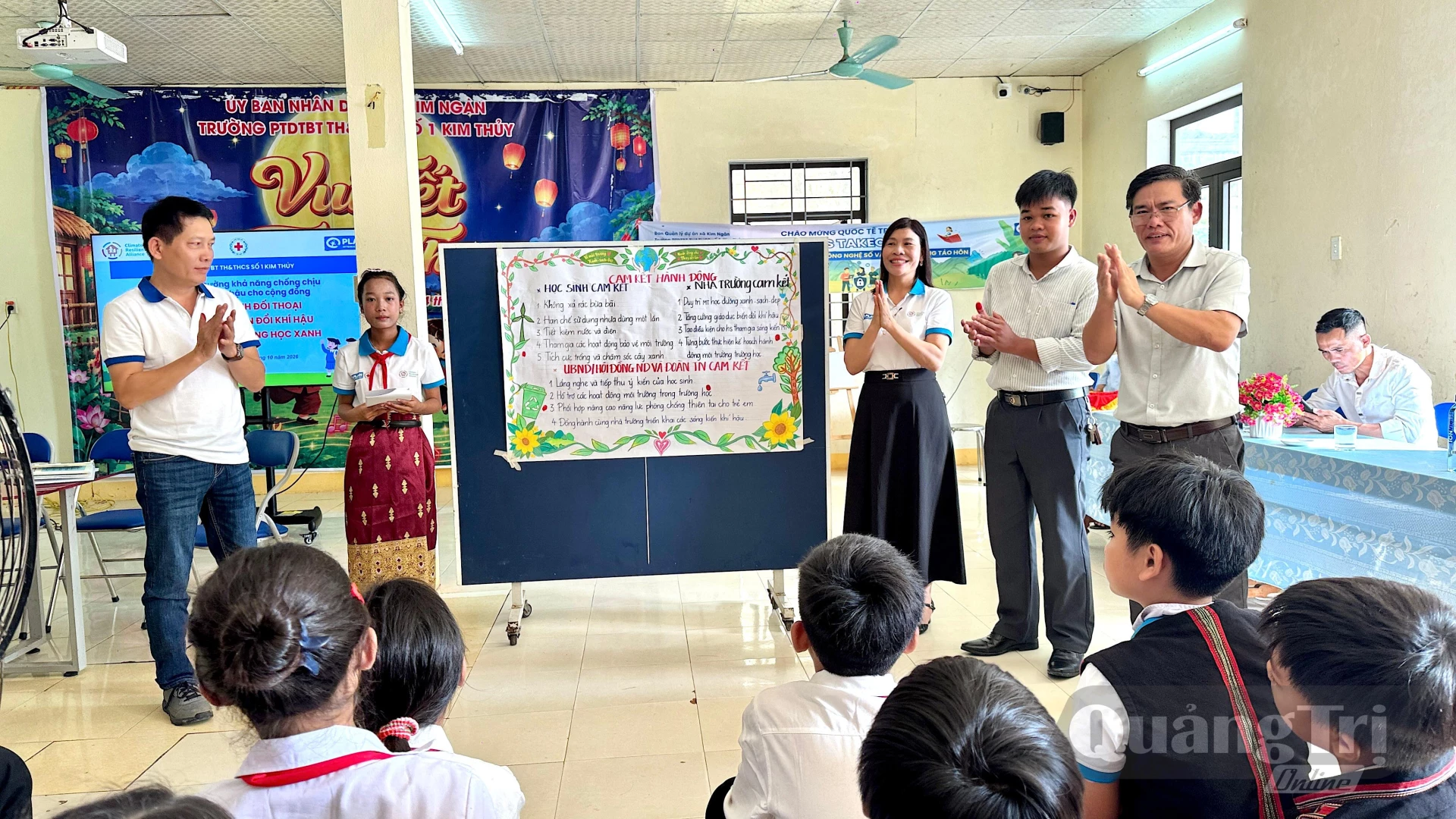 Đại diện học sinh, nhà trường và chính quyền địa phương ký cam kết hành động ứng phó với biến đổi khí hậu và xây dựng trường học xanh tại Trường PTDTBT Tiểu học và THCS số 1 Kim Thủy - Ảnh: Q.N.