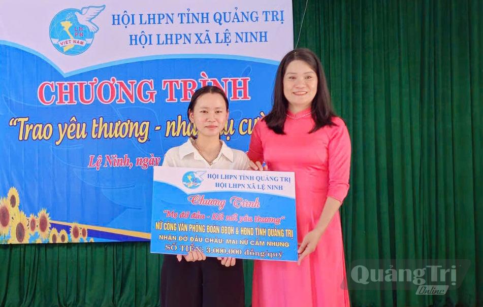 Hội Liên hiệp Phụ nữ xã Lệ Ninh trao kinh phí nhận đỡ đầu cho trẻ em mồ côi, có hoàn cảnh khó khăn trên địa bàn - Ảnh: L.L
