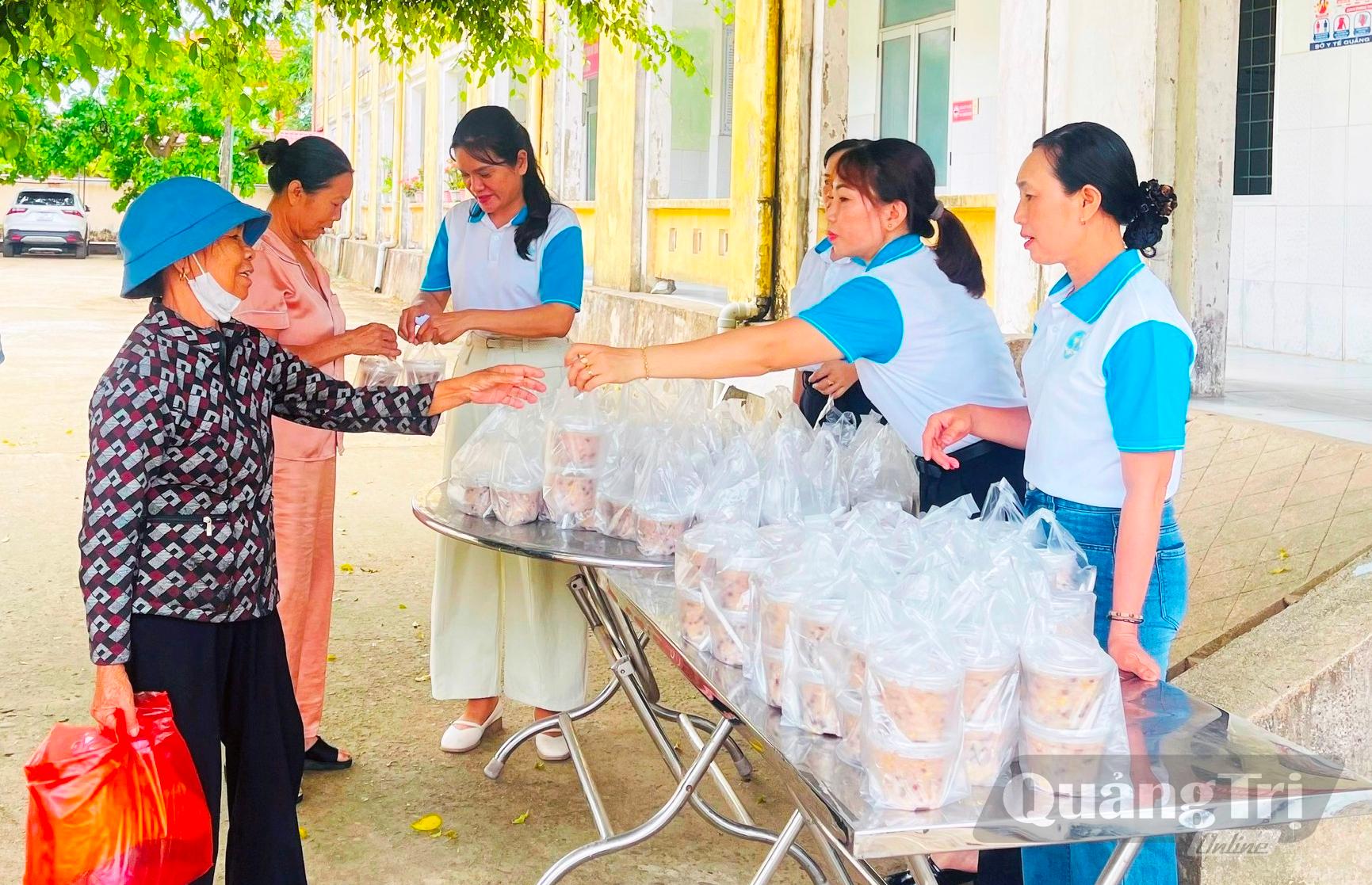 Hội Liên hiệp Phụ nữ xã Lệ Ninh phát cháo miễn phí cho bệnh nhân nghèo đang điều trị tại Bệnh viện đa khoa Lệ Thủy - Ảnh: L.L