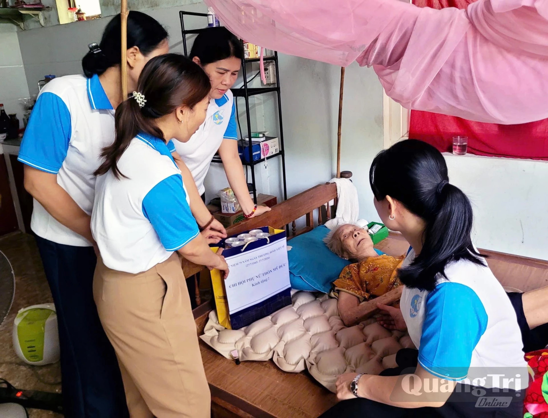 Chi hội phụ nữ thôn Mỹ Đức thăm, tặng quà cho hội viên phụ nữ trên địa bàn - Ảnh: L.L