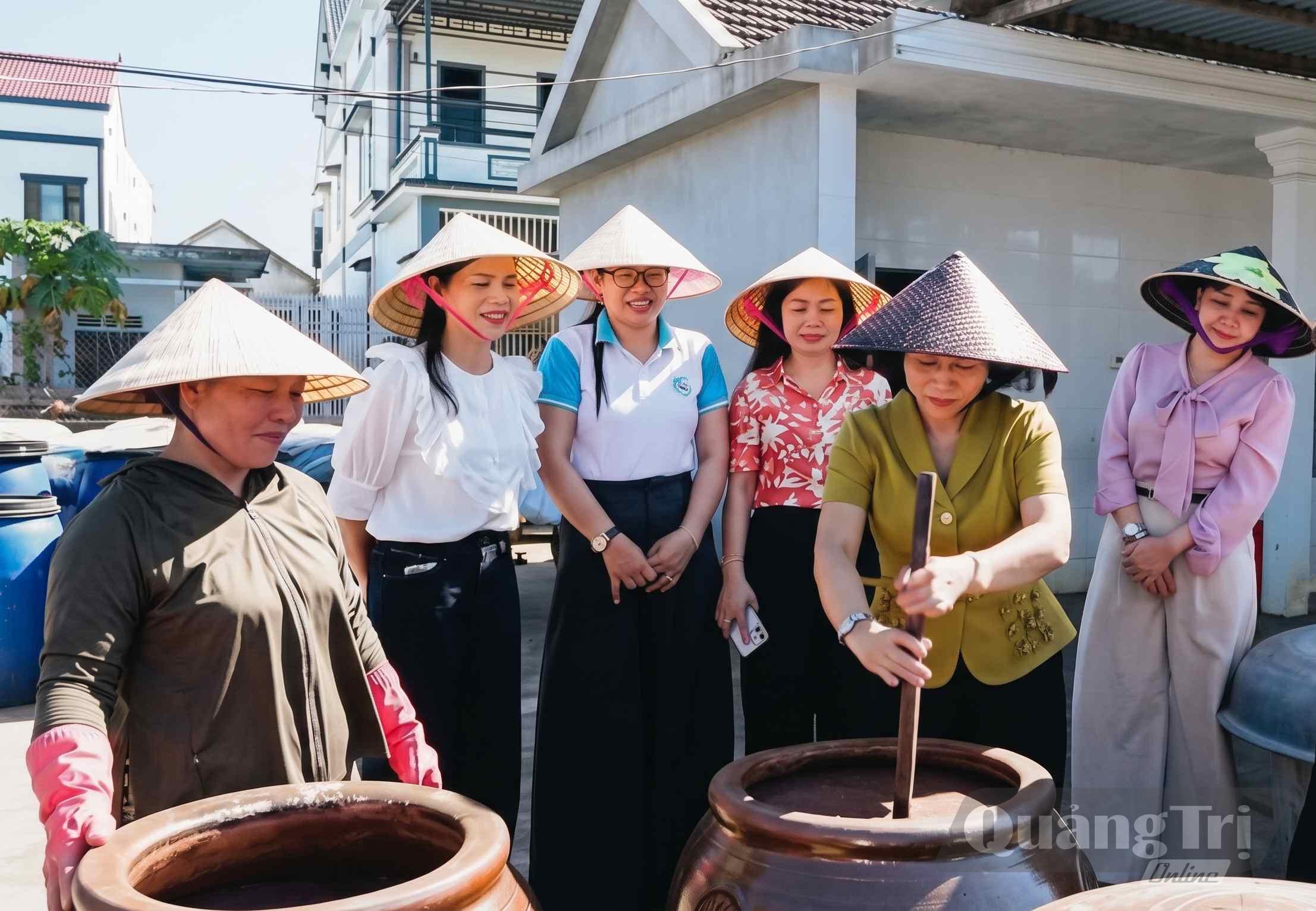 Lãnh đạo Hội Liên hiệp Phụ nữ tỉnh thăm mô hình thu mua, chế biến thủy hải sản ở phường Bắc Gianh - Ảnh: HPN