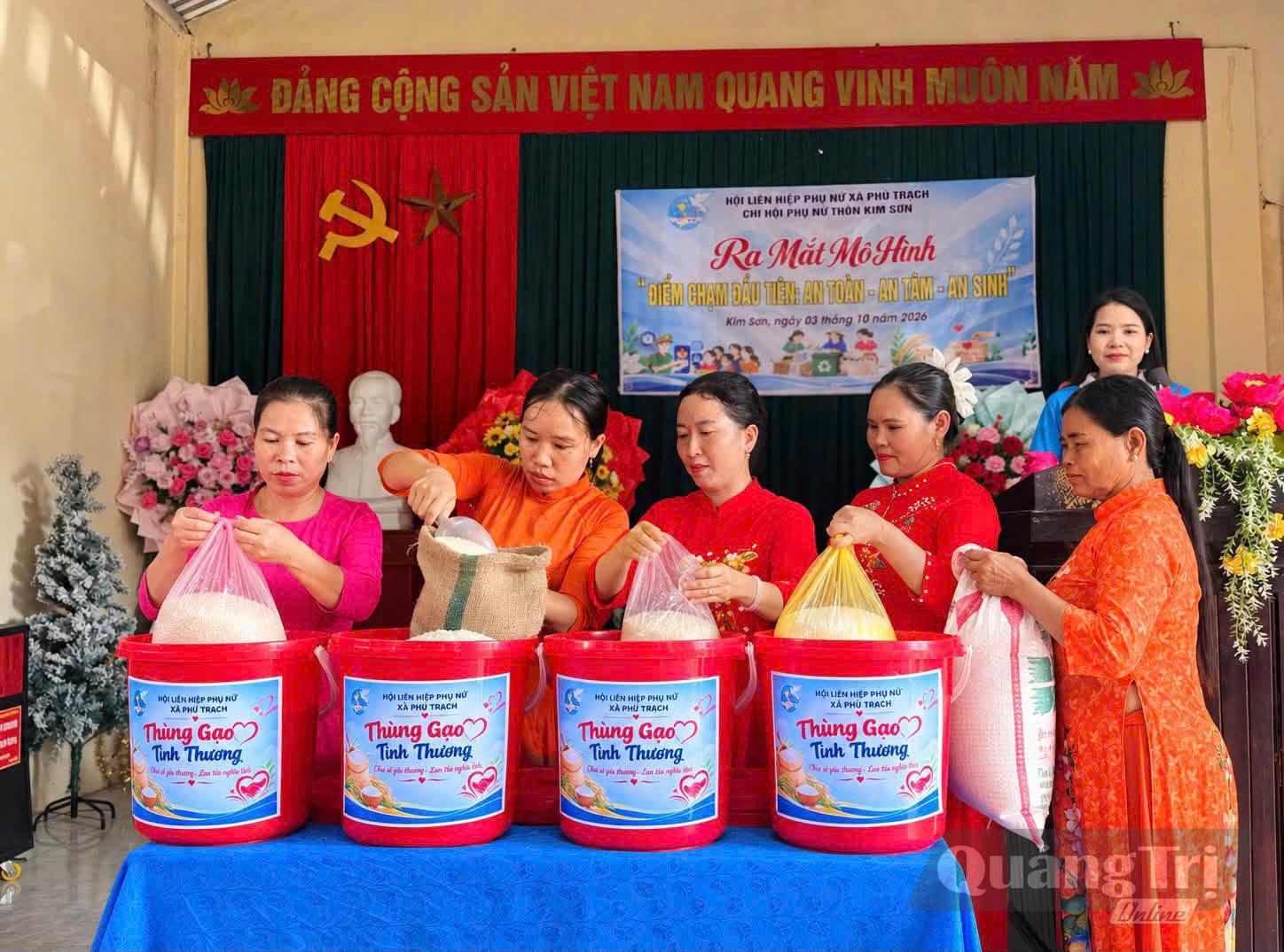 “Thùng gạo tình thương”, một trong những cách làm thiết thực nhằm giúp đỡ hội viên phụ nữ - Ảnh: C.V