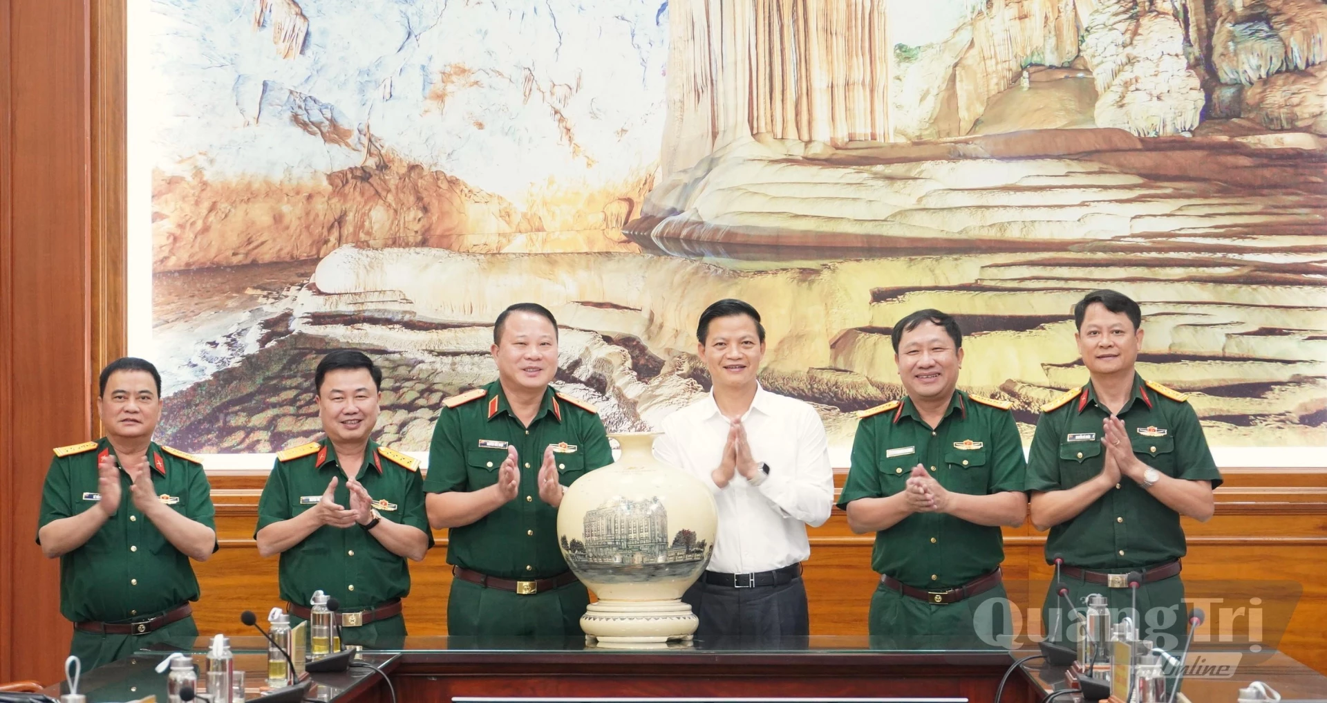 Lãnh đạo Binh đoàn 12 tặng quà lưu niệm - Ảnh: Q.V