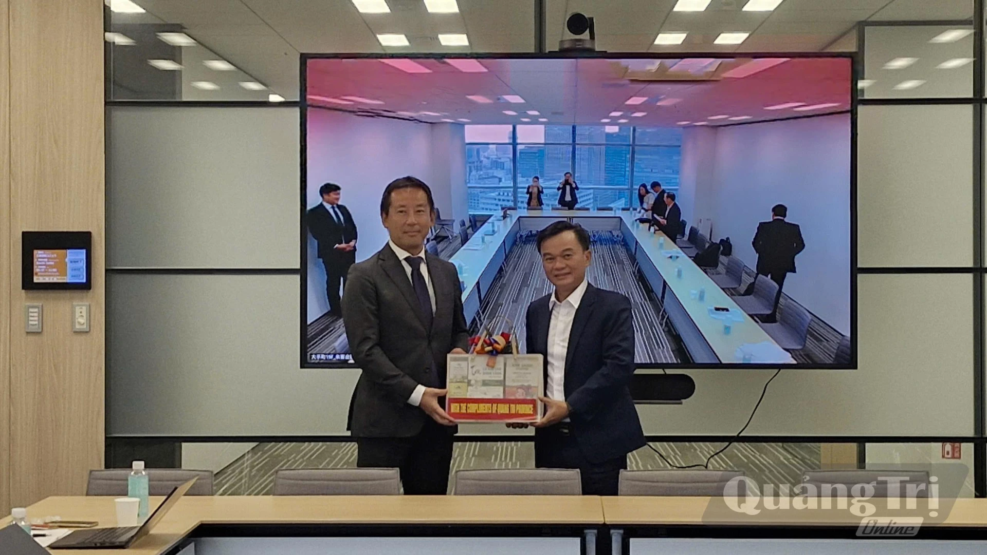 Lãnh đạo Tập đoàn Sumitomo Corporation tặng quà lưu niệm - Ảnh: CTV