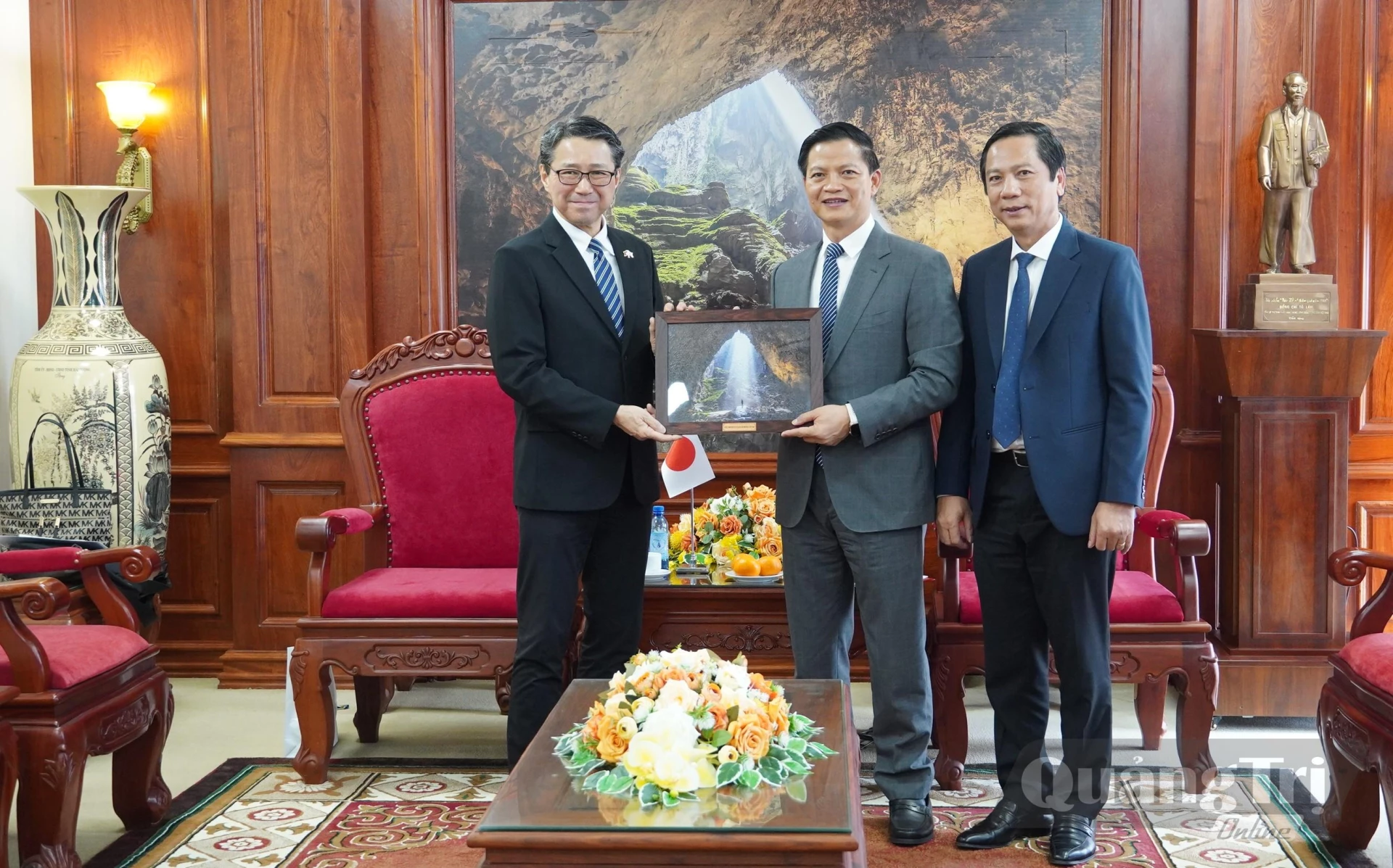 Đồng chí Vương Quốc Tuấn, Bí thư Tỉnh ủy Quảng Trị tặng quà lưu niệm Tổng Lãnh sự quán Nhật Bản tại TP. Đà Nẵng - Ảnh: Q.V