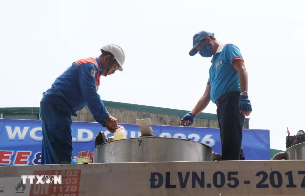 Bộ Công Thương đề xuất bỏ Quỹ bình ổn giá xăng dầu khỏi danh mục các biện pháp bình ổn, đồng thời chấm dứt trích lập, chi sử dụng quỹ từ ngày 1/1/2027. (Ảnh: Phạm Cường/TTXVN)