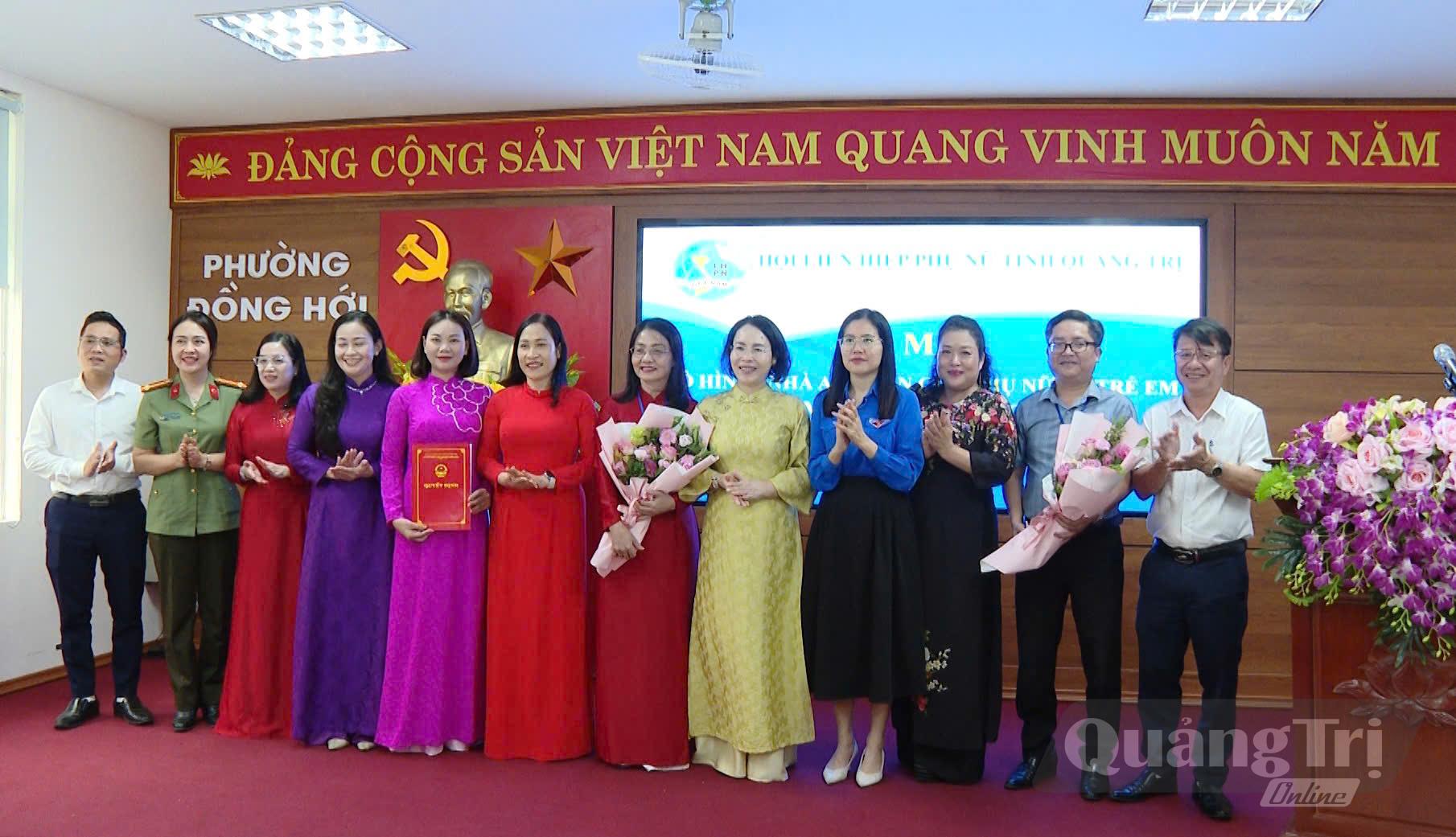 Ra mắt các thành viên tổ vận hành mô hình - Ảnh: Thùy Trang