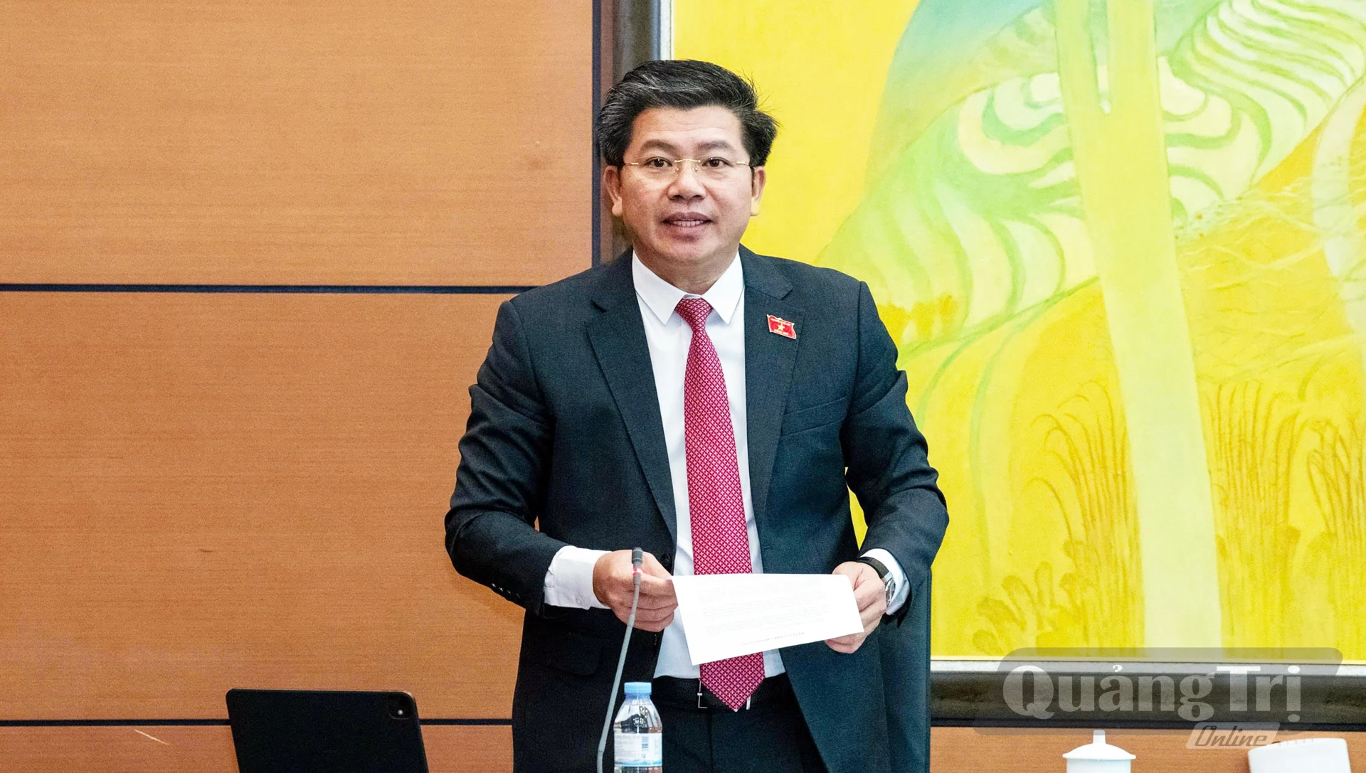 Đồng chí Trần Vũ Khiêm, Phó Bí thư Tỉnh ủy, Trưởng đoàn Đại biểu Quốc hội tỉnh điều hành phiên thảo luận - Ảnh: CTV