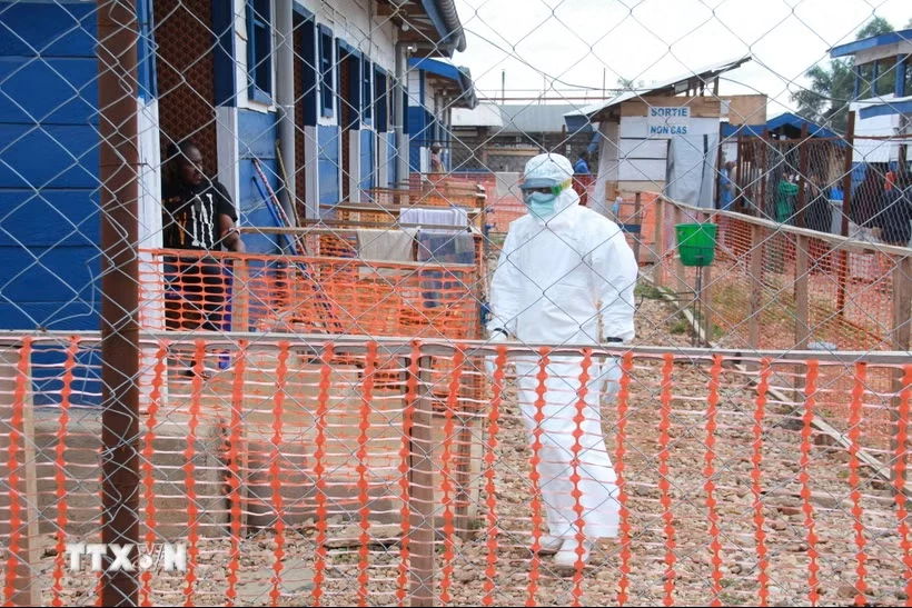 Nhân viên y tế tại trung tâm điều trị Ebola ở tỉnh Bắc Kivu, Cộng hòa Dân chủ Congo, ngày 8/10/2026. (Ảnh: THX/TTXVN phát)