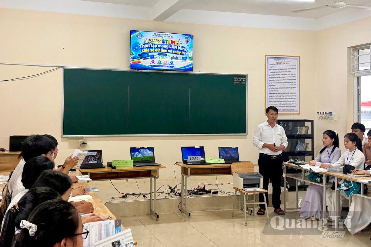 Bằng sự tận tụy và phương pháp giảng dạy sáng tạo, thầy Trần Văn Bích đã khơi gợi niềm yêu thích công nghệ thông tin cho học sinh - Ảnh: T.T