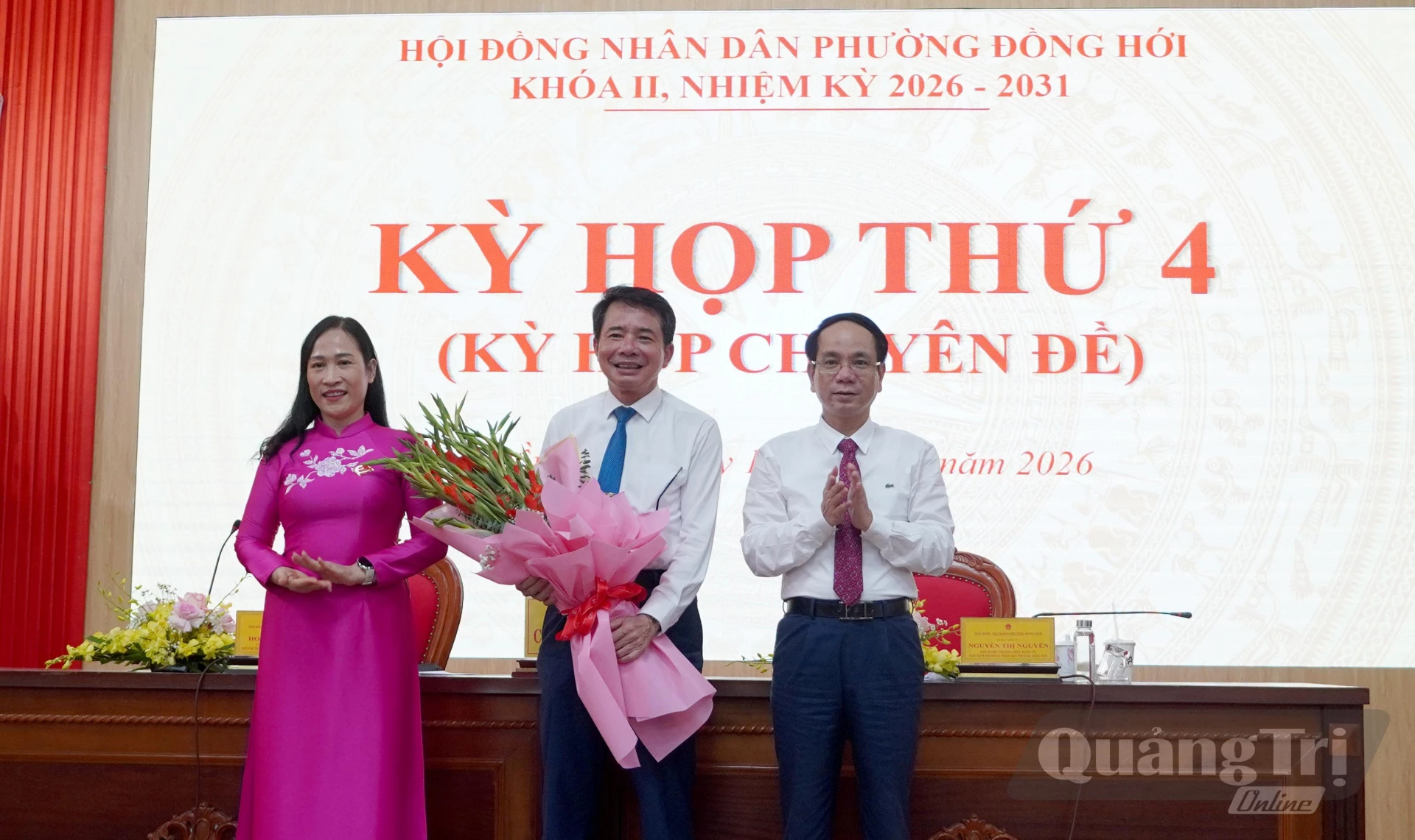 Đồng chí Bí thư Đảng ủy phường Đồng Hới Phan Mạnh Hùng và đại diện Thường trực HĐND phường Đồng Hới tặng hoa chia tay đồng chí Hoàng Ngọc Đan chuyển công tác - Ảnh: H.Tr.