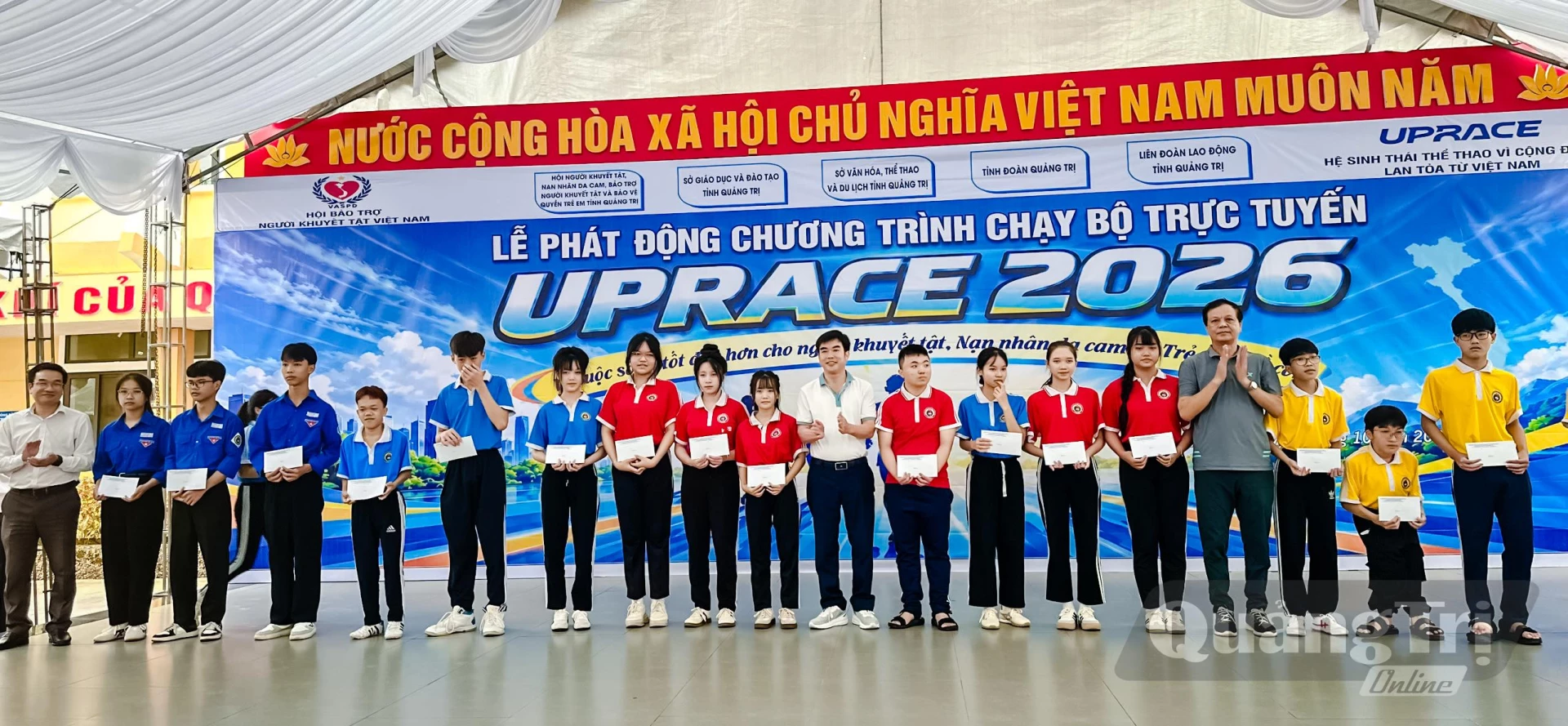 Tặng quà cho các em học sinh có hoàn cảnh khó khăn Trường THPT Lê Quý Đôn - Ảnh: Thùy Trang