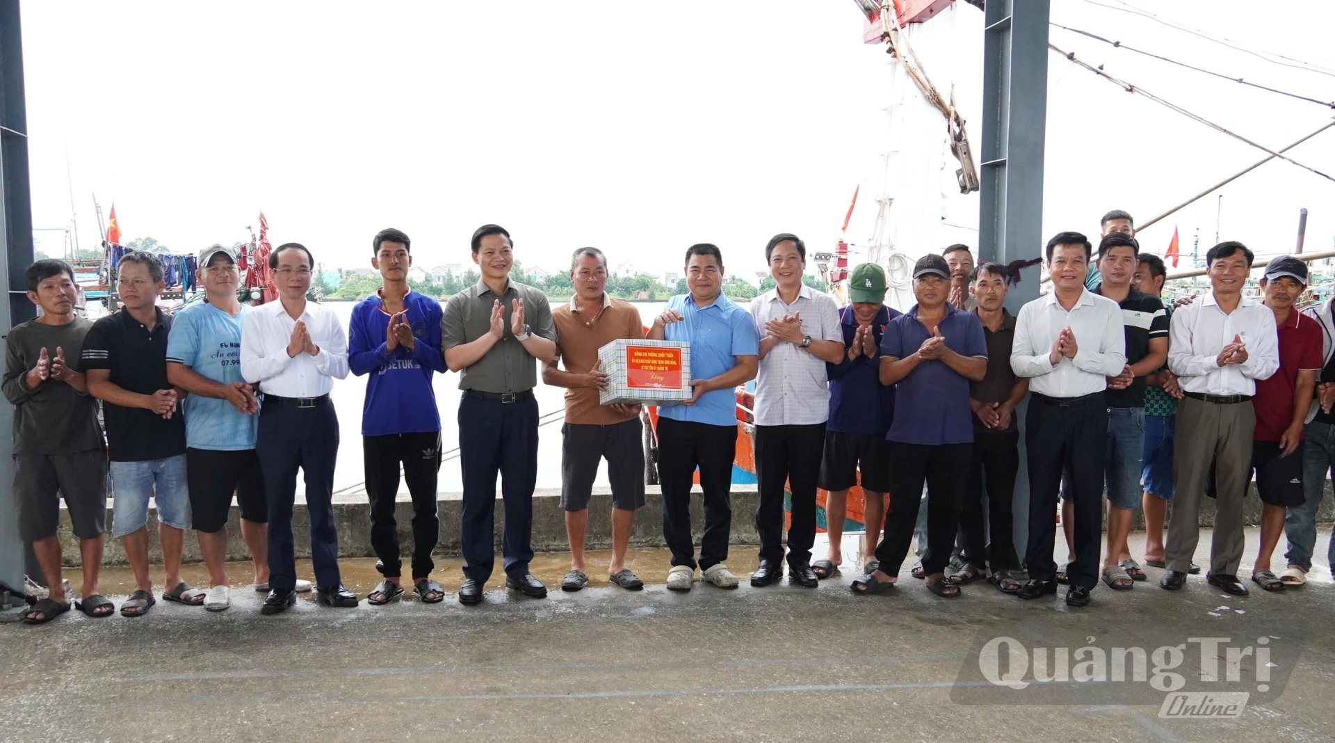 Đồng chí Vương Quốc Tuấn, Bí thư Tỉnh ủy tặng quà động viên bà con ngư dân - Ảnh: Q.V