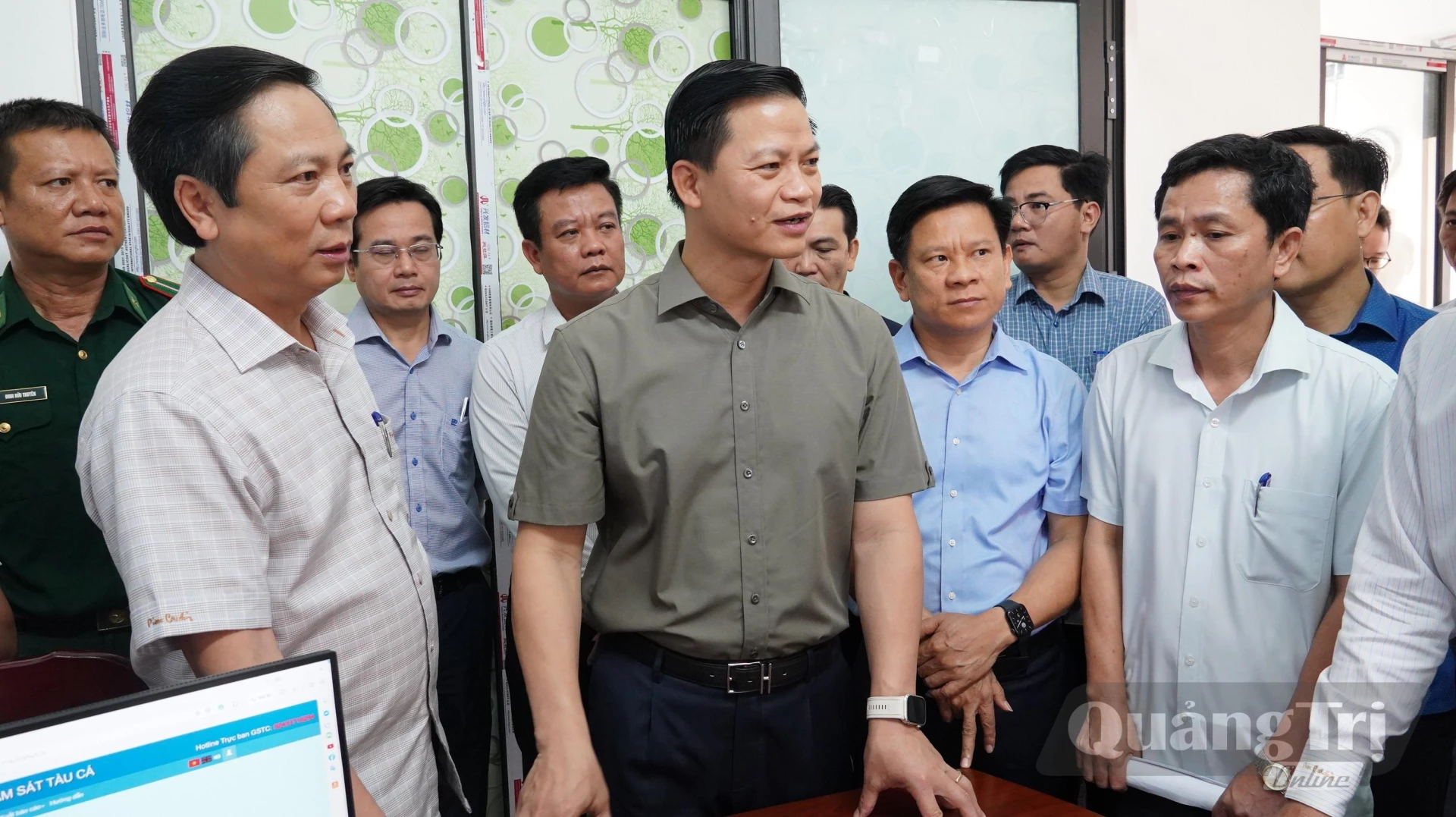 Đồng chí Vương Quốc Tuấn, Bí thư Tỉnh nghe báo về việc kiểm soát tàu cá - Ảnh: Q.V