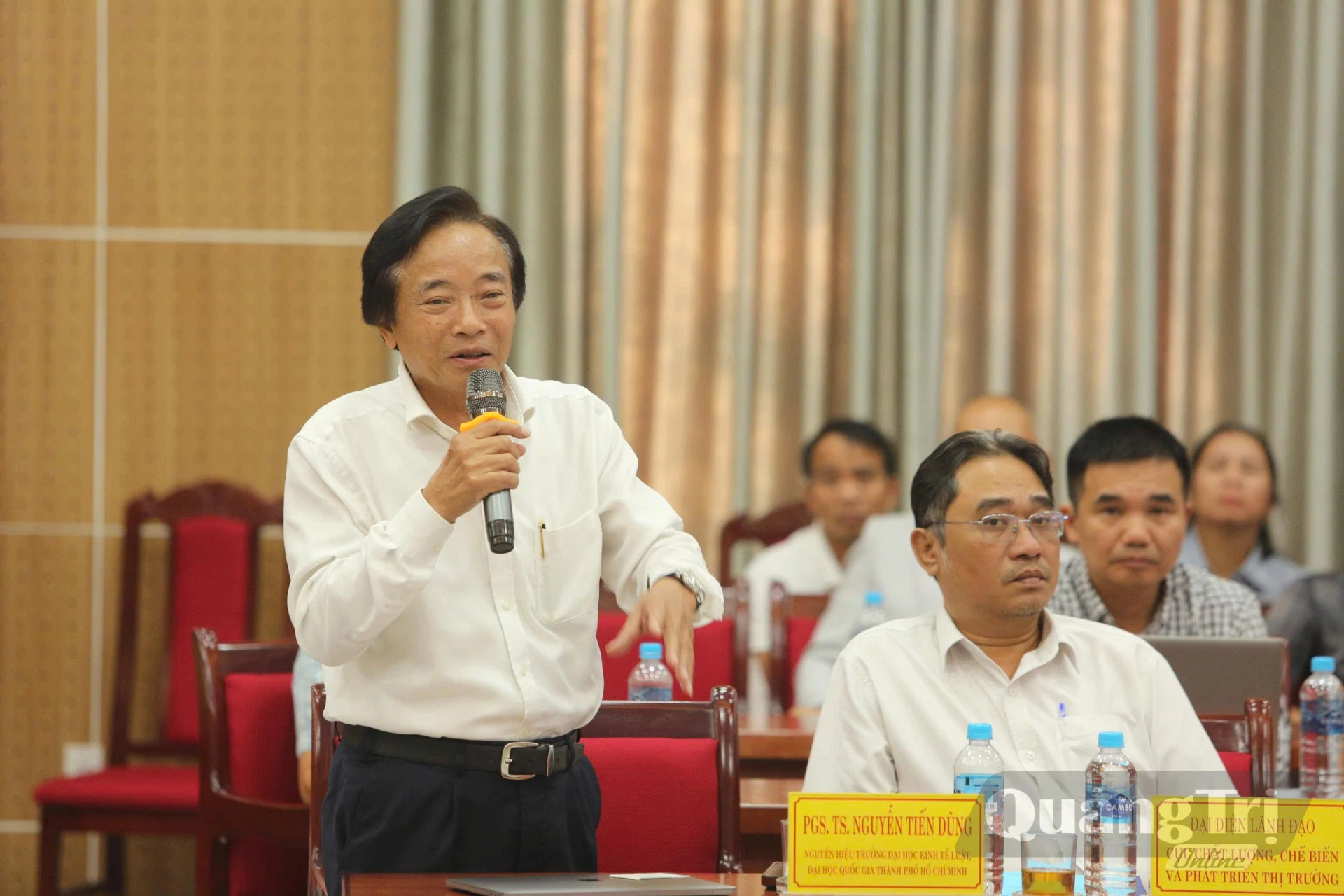 Các đại biểu đóng góp ý kiến về giải pháp phát triển cà phê đặc sản và thích ứng với biến đổi khí hậu - Ảnh: Hoàng Hùng