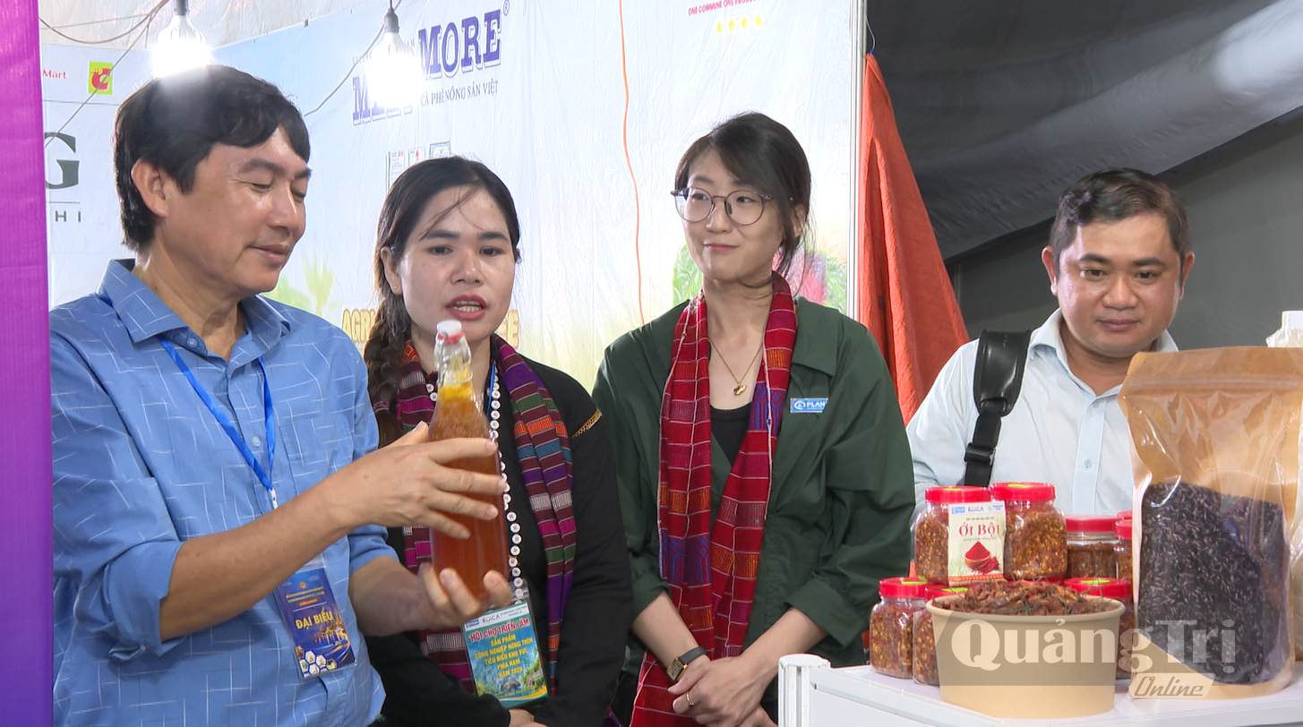 Các đại biểu thăm quan gian hàng “Phụ nữ làm chủ - vững bước tương lai” của Quảng Trị - Ảnh: B.C
