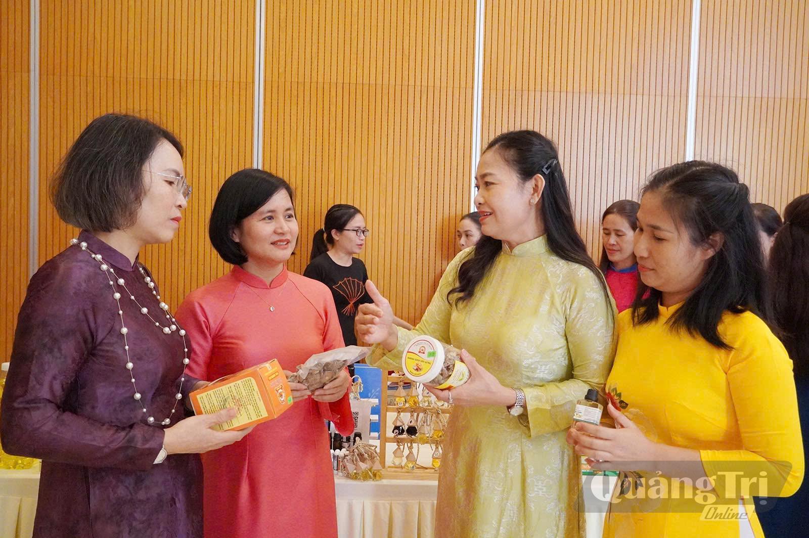 Nhiều sản phẩm của các HTX do chị em tham gia quản lý được trưng bày tại diễn đàn - Ảnh: LT