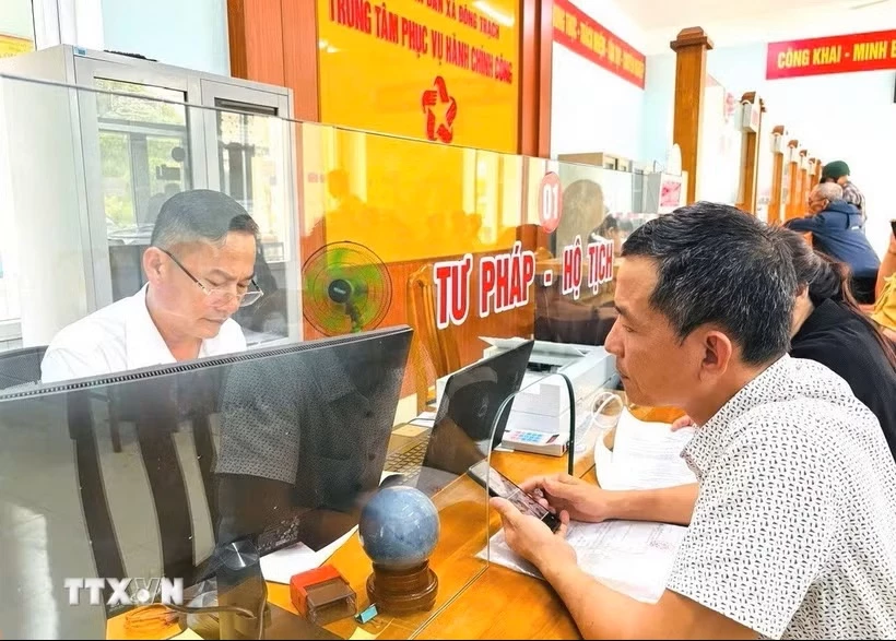 Giải quyết thủ tục hành chính cho người dân tại Trung tâm phục vụ hành chính công xã Đông Trạch, Quảng Trị. (Ảnh: TTXVN phát)