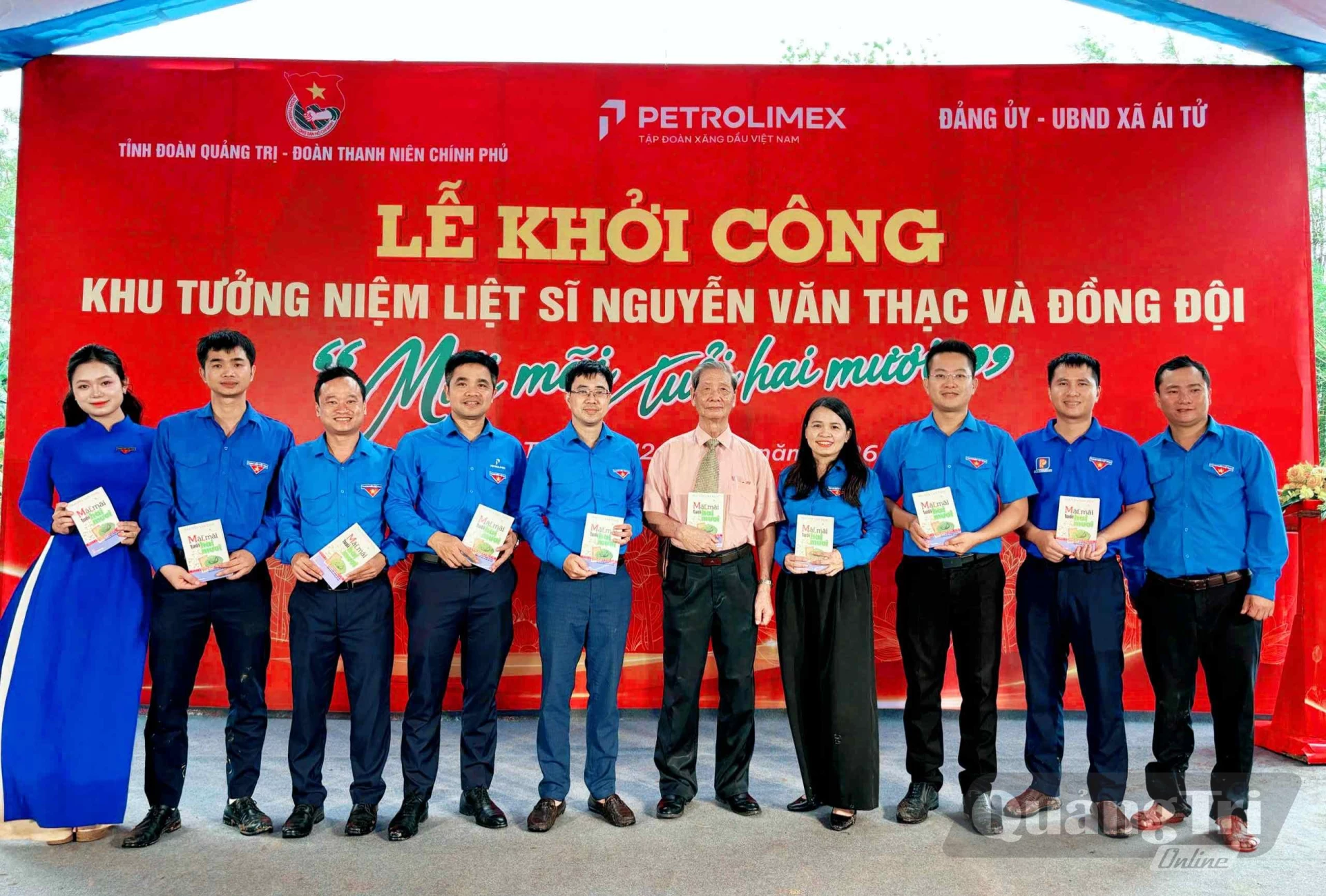 Ông Nguyễn Văn Thục gửi tặng đoàn viên, thanh niên cuốn nhật ký “Mãi mãi tuổi 20” - Ảnh: NVCC