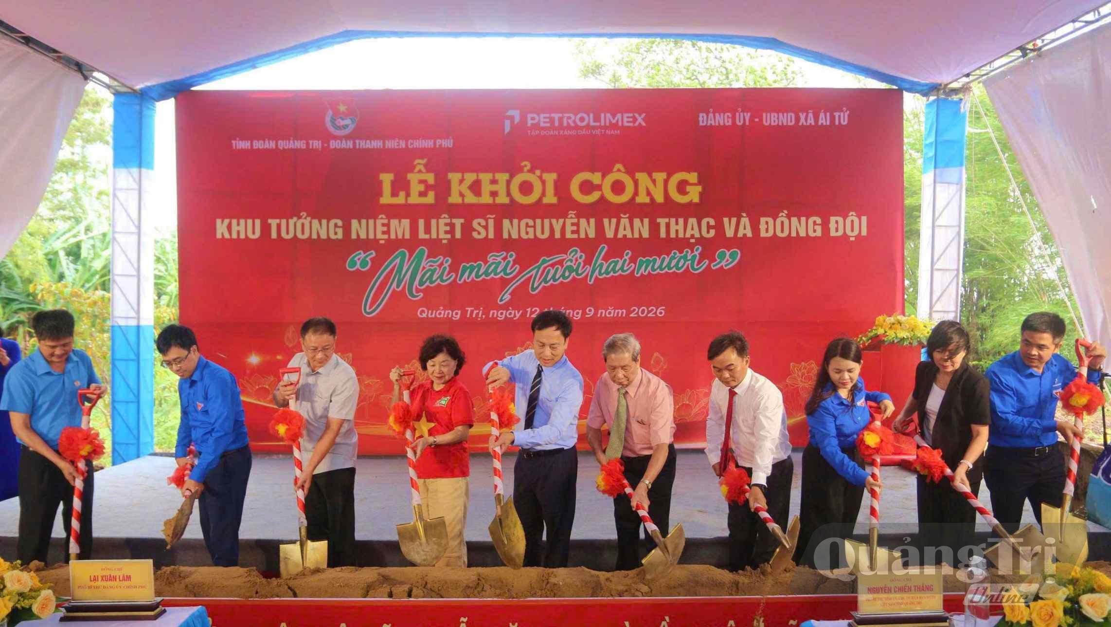 Ông Nguyễn Văn Thục cùng các đại biểu thực hiện nghi thức khởi công khu tưởng niệm liệt sĩ Nguyễn Văn Thạc và đồng đội - Ảnh: NVCC