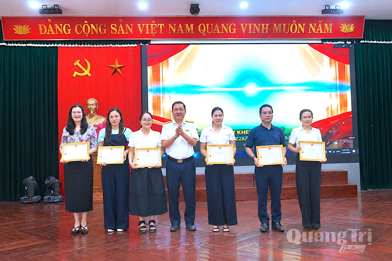 Đại diện Thuế tỉnh Quảng Trị trao Giấy khen của Cục Thuế cho các tổ chức, doanh nghiệp có thành tích thực hiện tốt chính sách, pháp luật thuế năm 2025 - Ảnh: Quang Ngọc. 