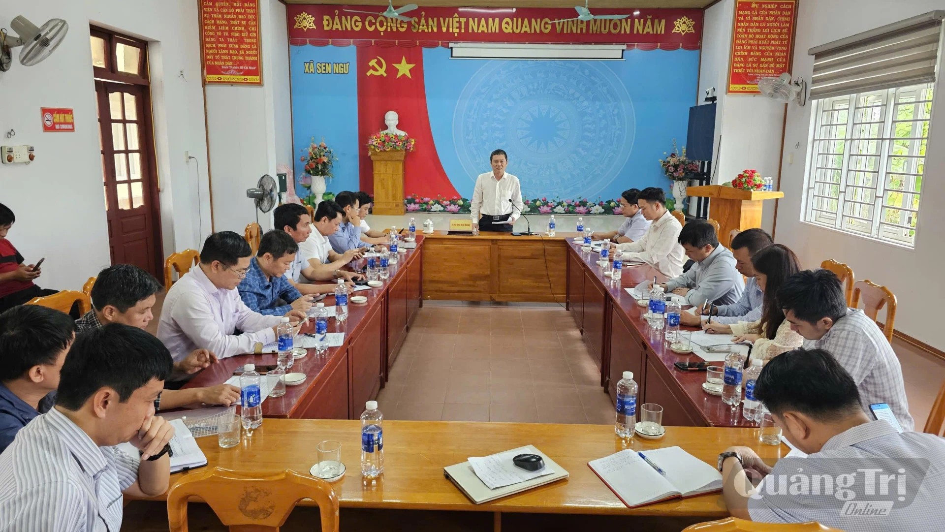 Đồng chí Phan Phong Phú, Phó Chủ tịch UBND tỉnh làm việc với các sở, ban, ngành, địa phương và đơn vị thi công tại xã Sen Ngư-Ảnh: Phan Khiêm