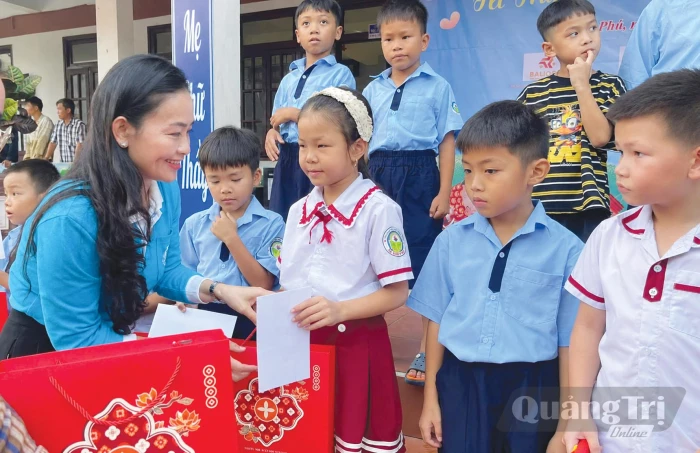 Tiếp sức cho phụ nữ, trẻ em nghèo