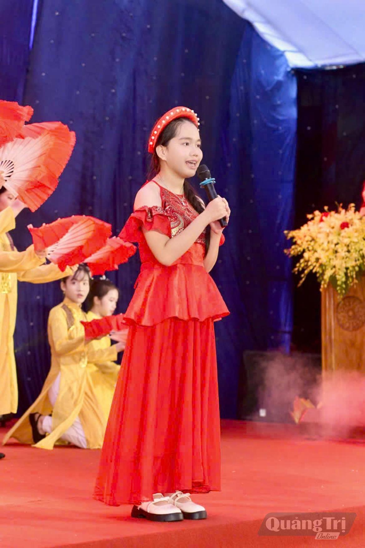 Không chỉ học giỏi, Trà My còn là cây văn nghệ xuất sắc của Trường THCS Thành Cổ - Ảnh: T.H 