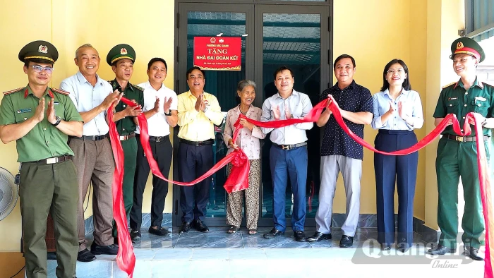 Bàn giao nhà 'Đại đoàn kết' cho các gia đình hoàn cảnh khó khăn