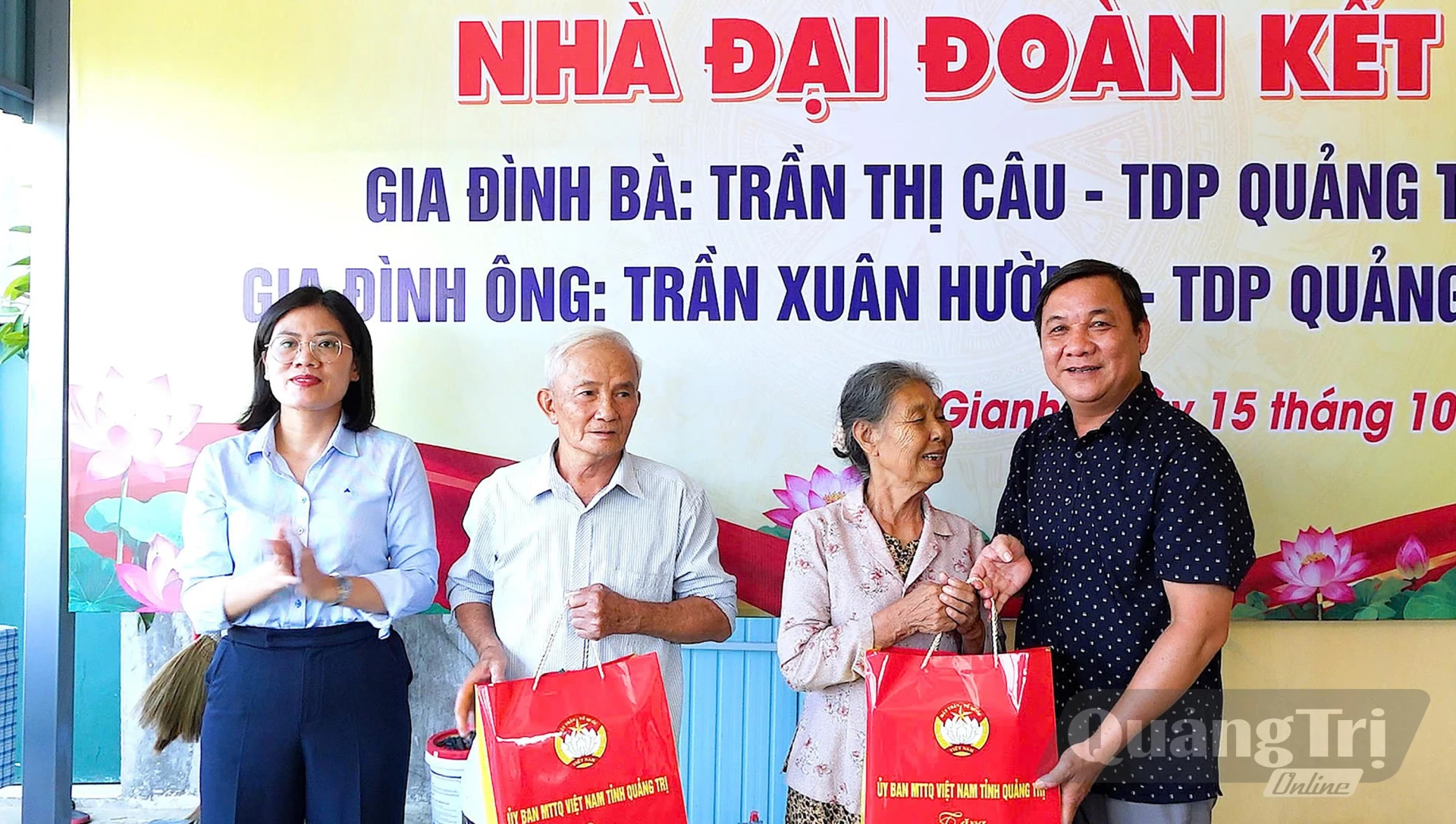 Đại diện Ủy ban MTTQ Việt Nam tỉnh tặng quà cho các gia đình - Ảnh: N.M